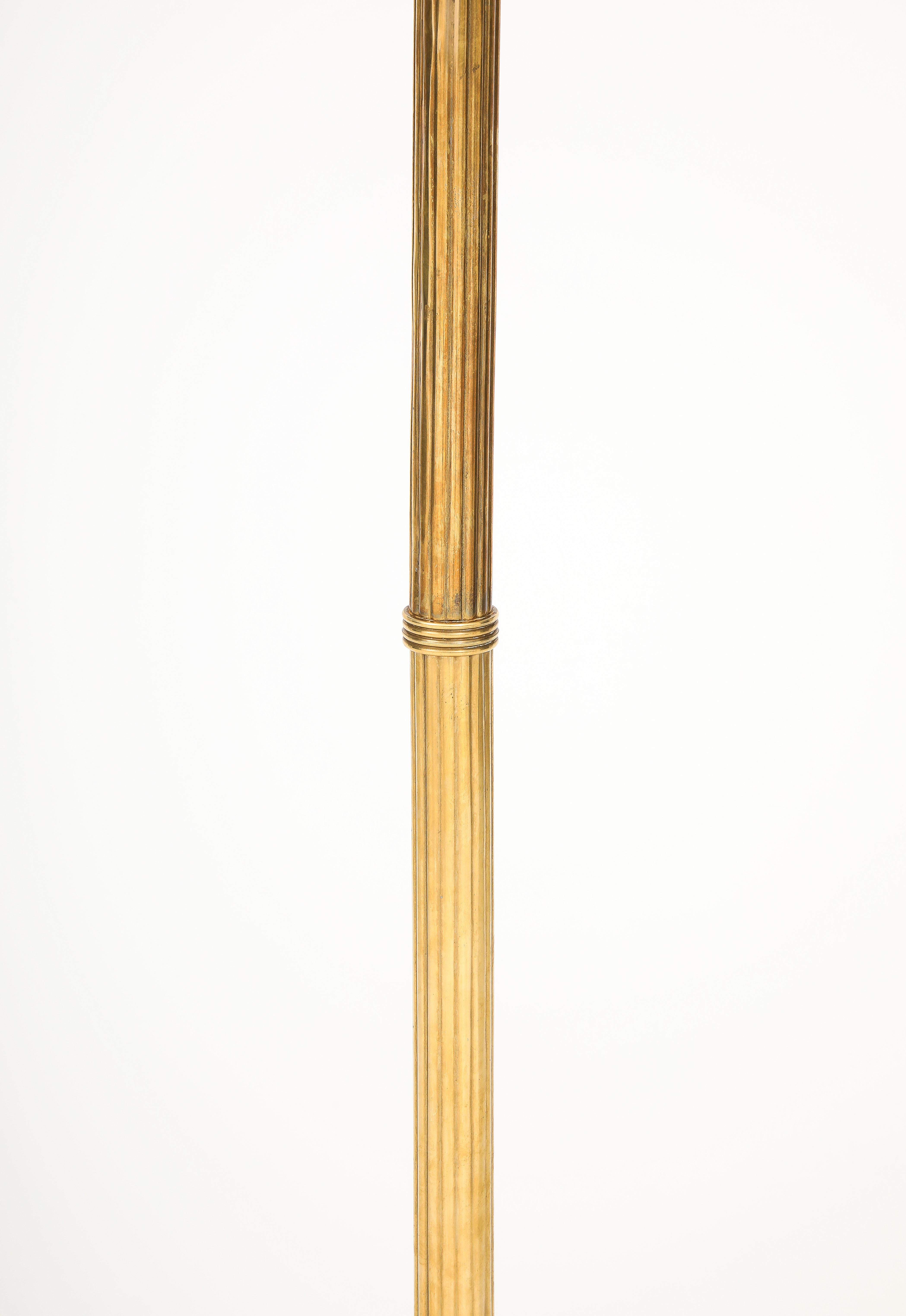 Mid-Century moderno Lampada da terra francese a treppiede in ottone degli anni '60 in vendita