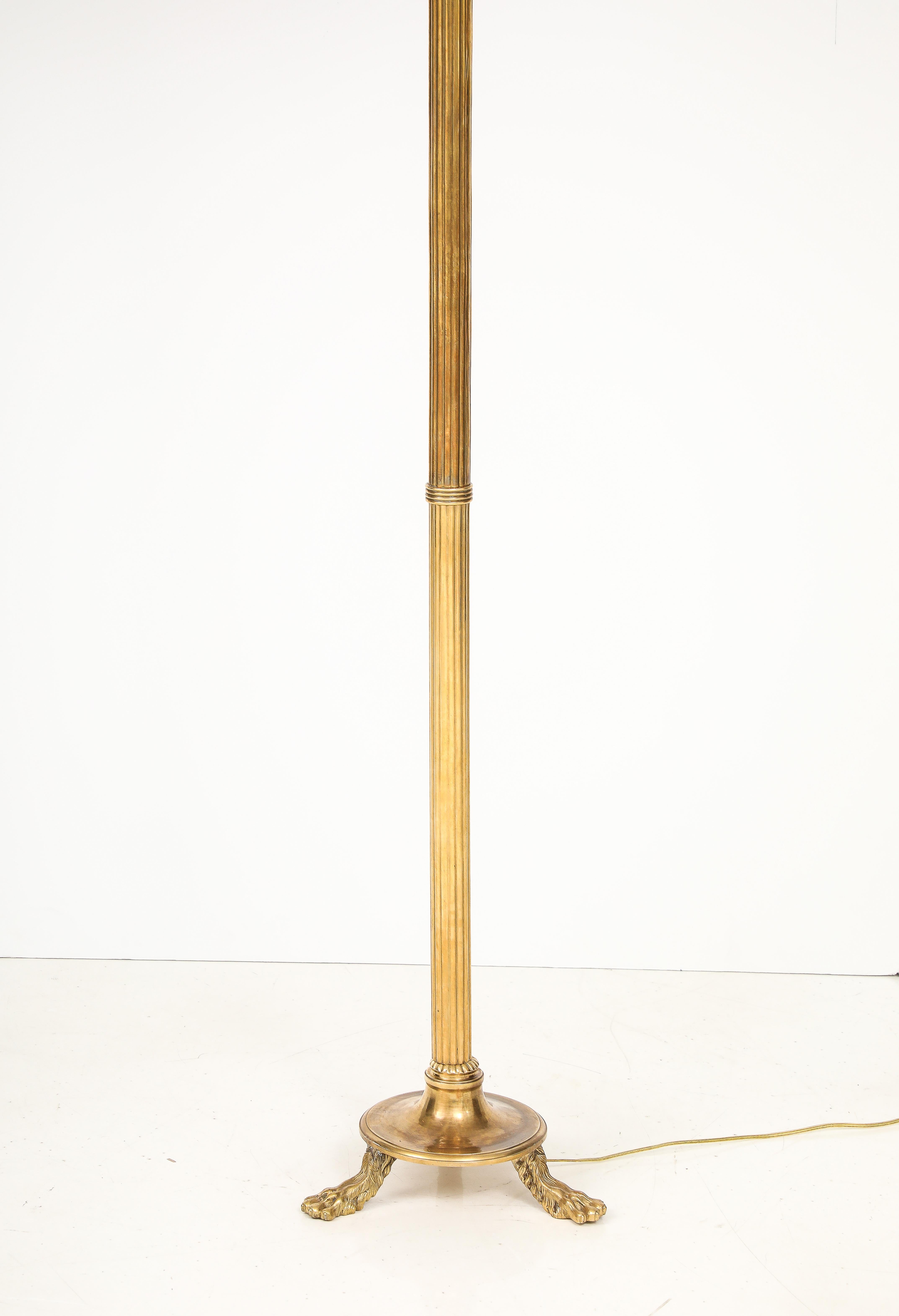 Metà XX secolo Lampada da terra francese a treppiede in ottone degli anni '60 in vendita