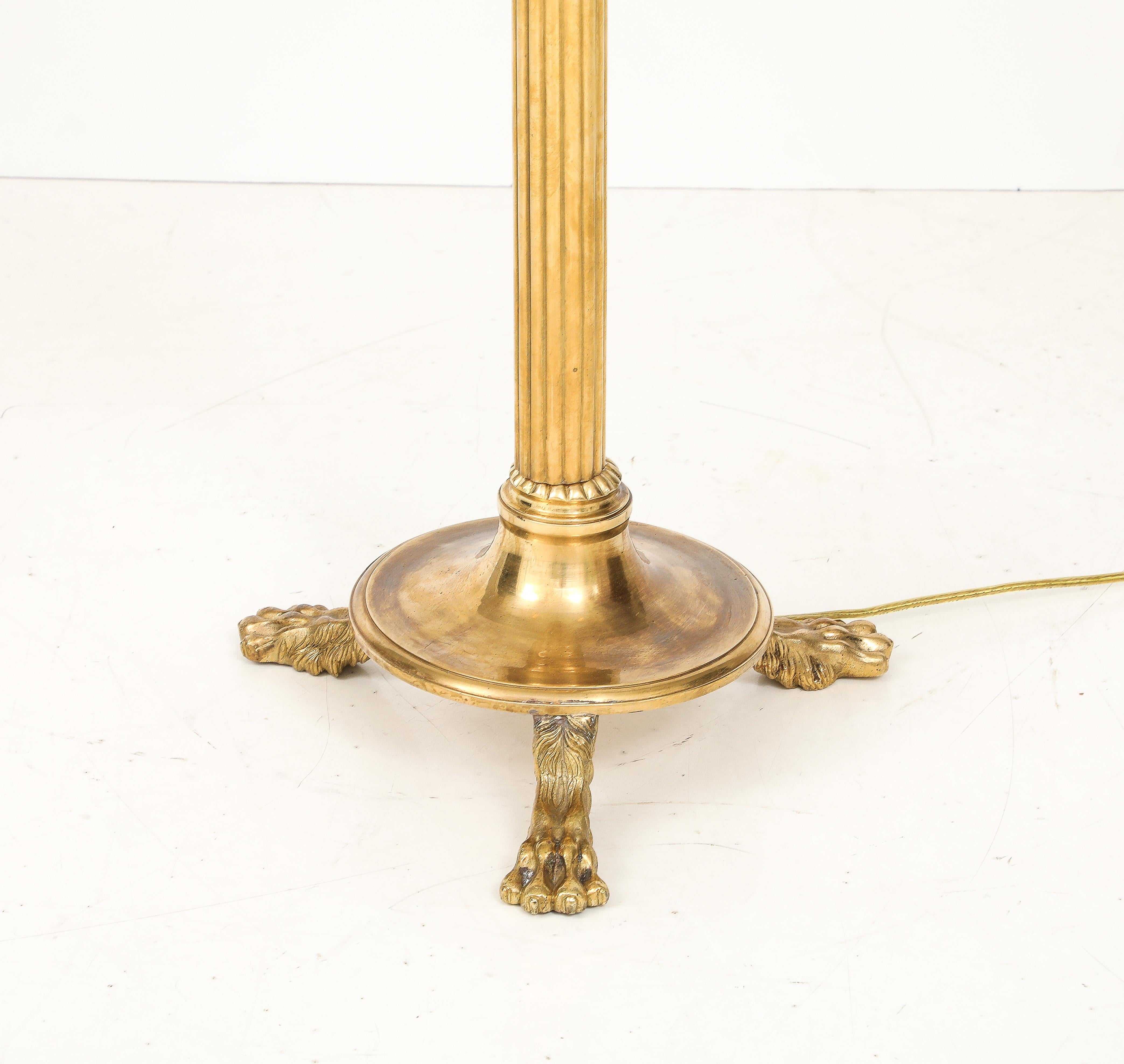 Ottone Lampada da terra francese a treppiede in ottone degli anni '60 in vendita