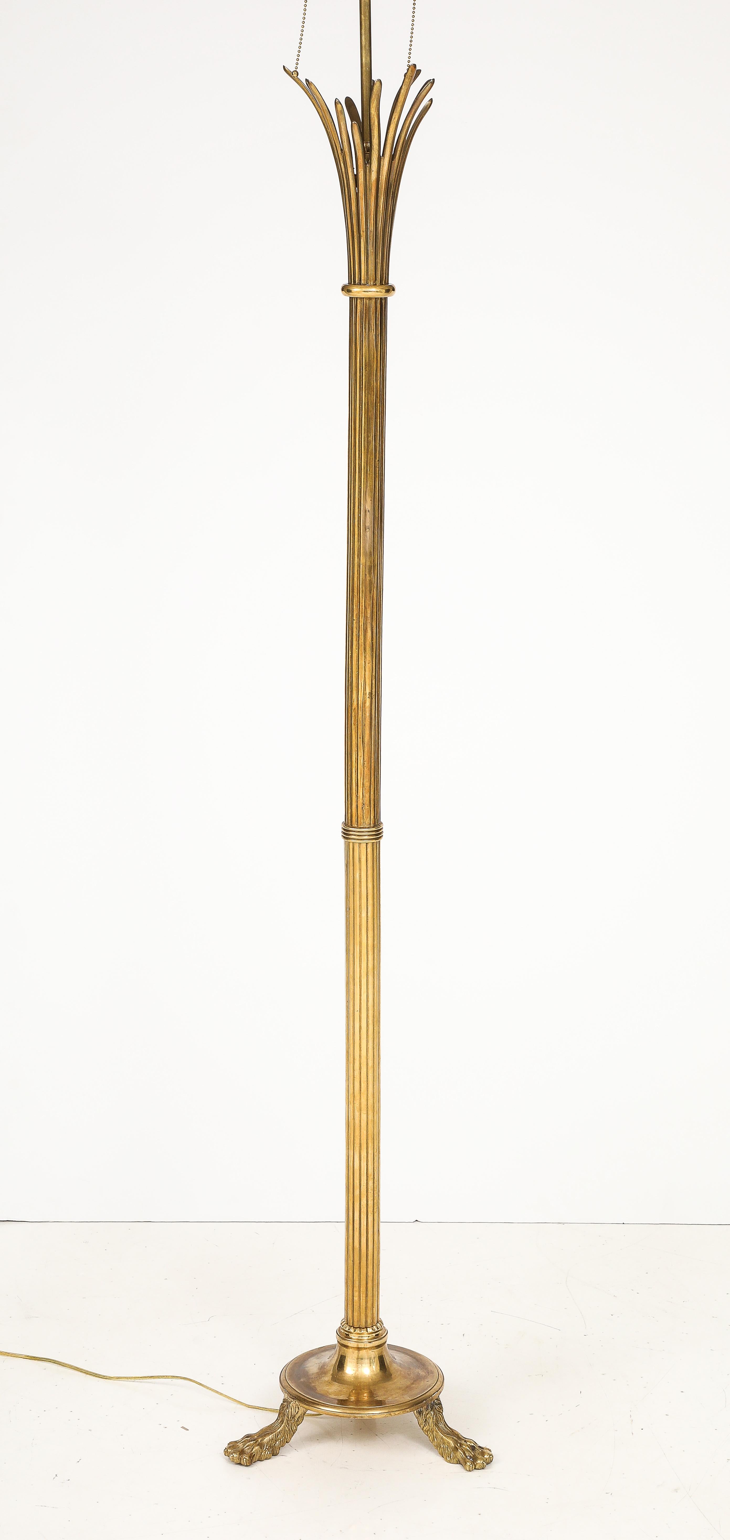 Lampada da terra francese a treppiede in ottone degli anni '60 in vendita 1