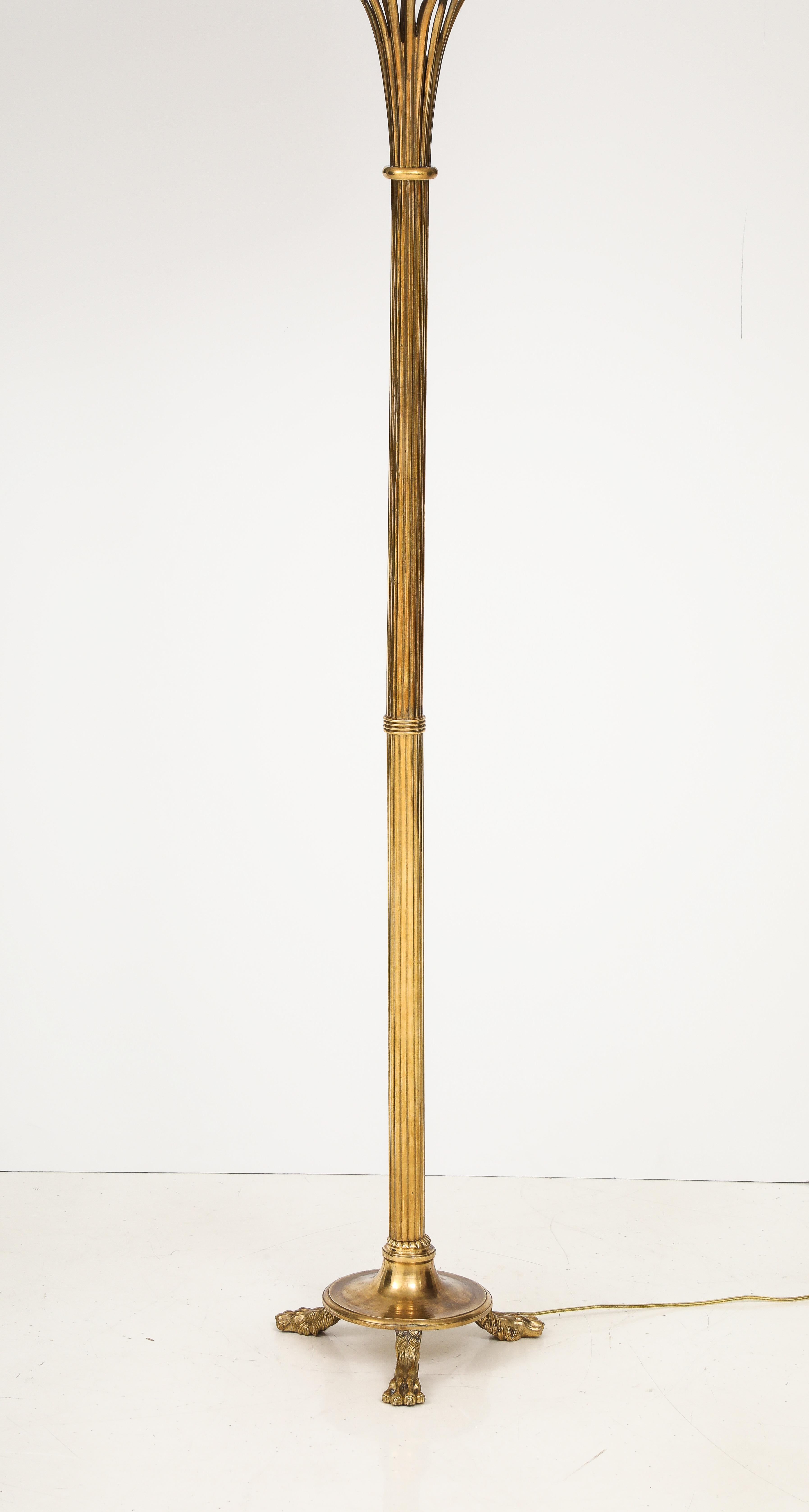 Lampada da terra francese a treppiede in ottone degli anni '60 in vendita 2