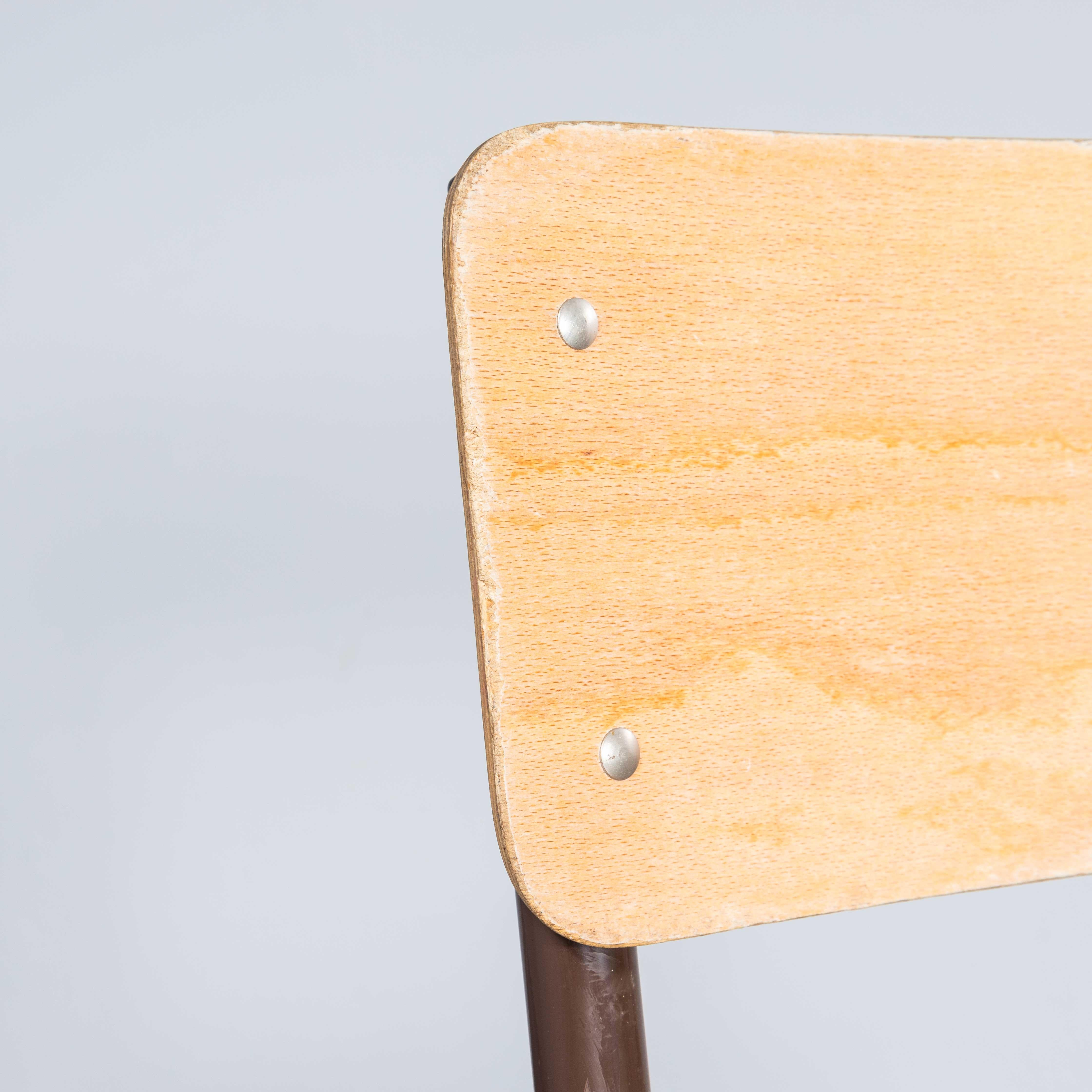 Sillas de comedor apilables Mullca Simple de 1960 con armazón marrón - Cantidad variada en venta 4