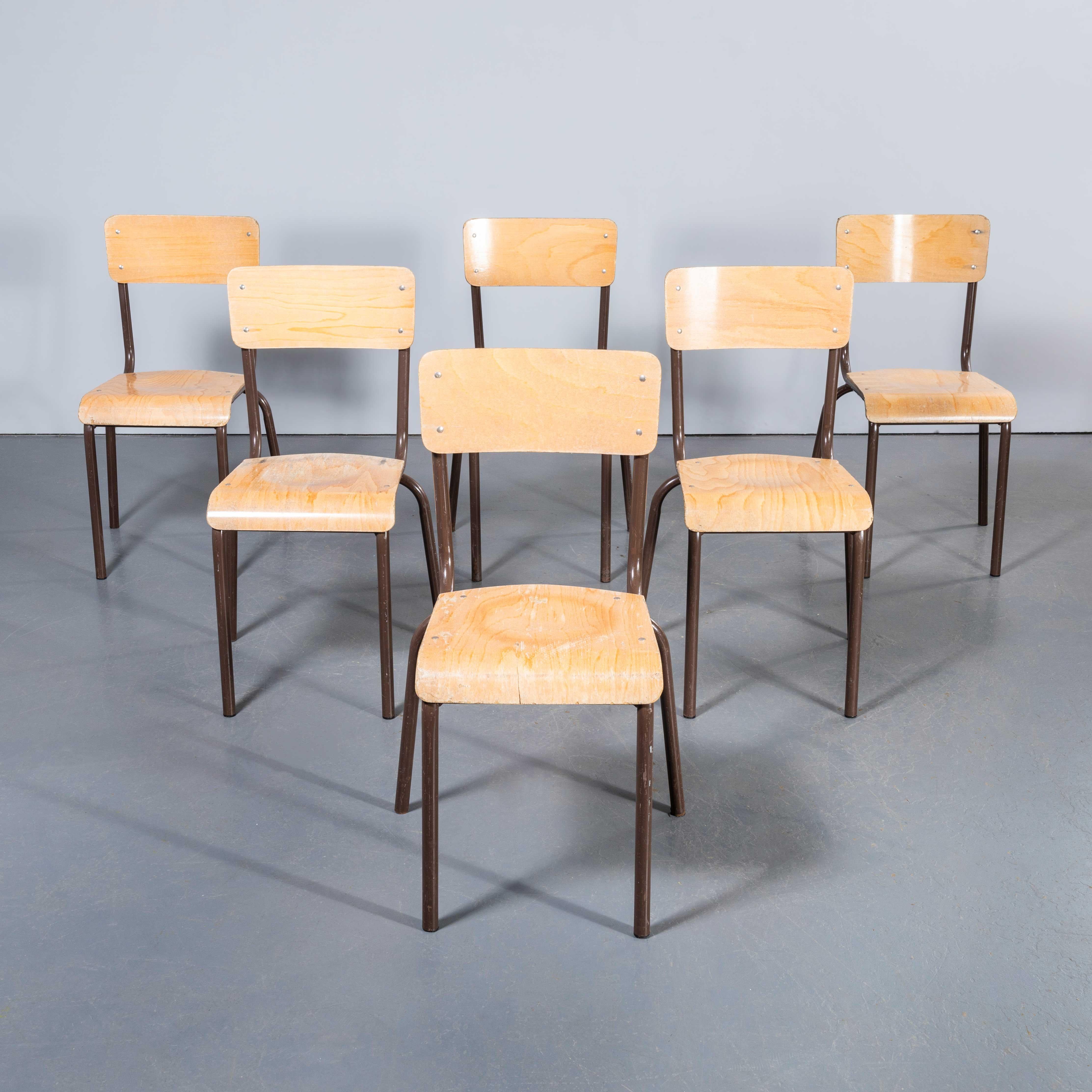 Sillas de comedor apilables Mullca Simple de 1960 con armazón marrón - Cantidad variada en Bueno estado para la venta en Hook, Hampshire