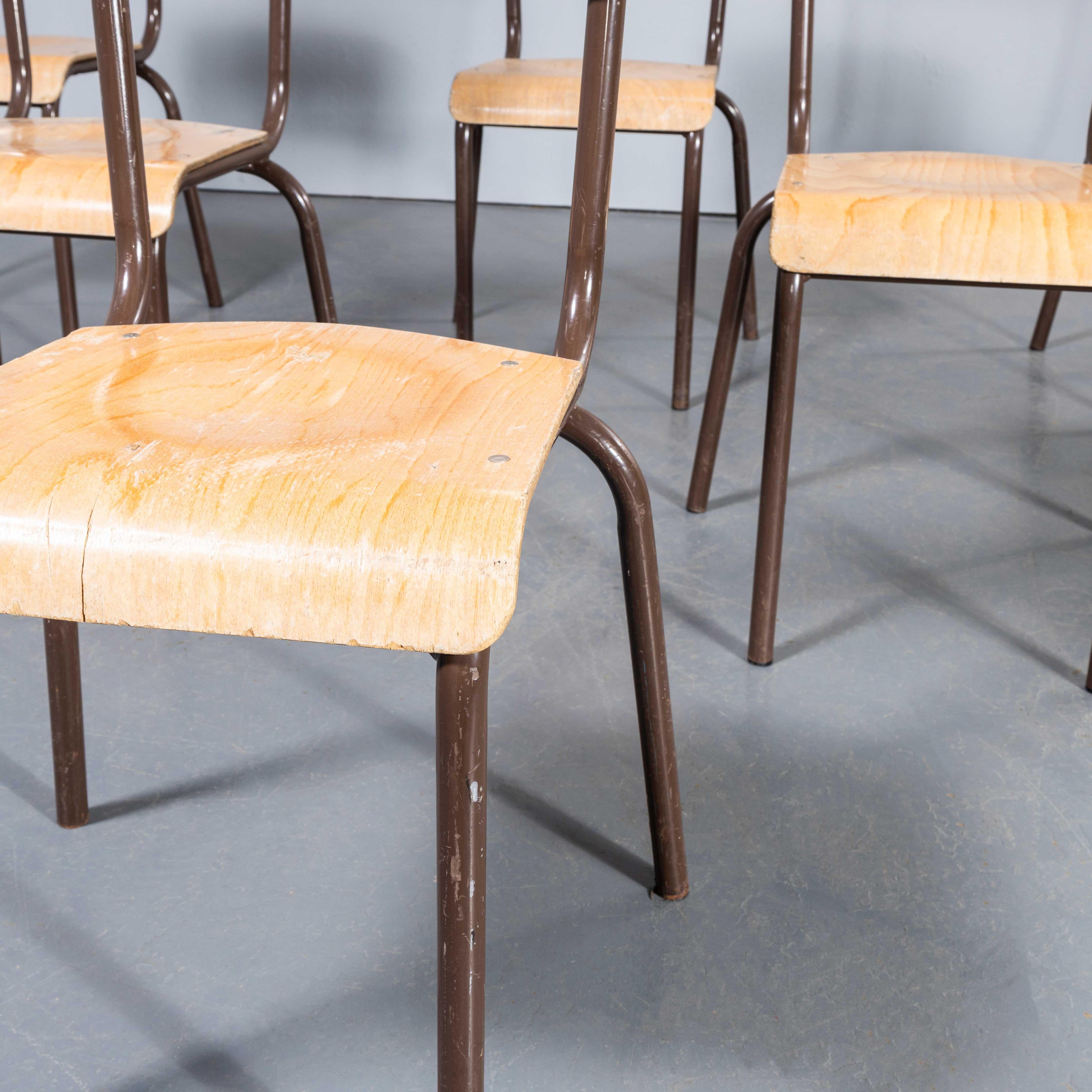 Sillas de comedor apilables Mullca Simple de 1960 con armazón marrón - Cantidad variada mediados del siglo XX en venta