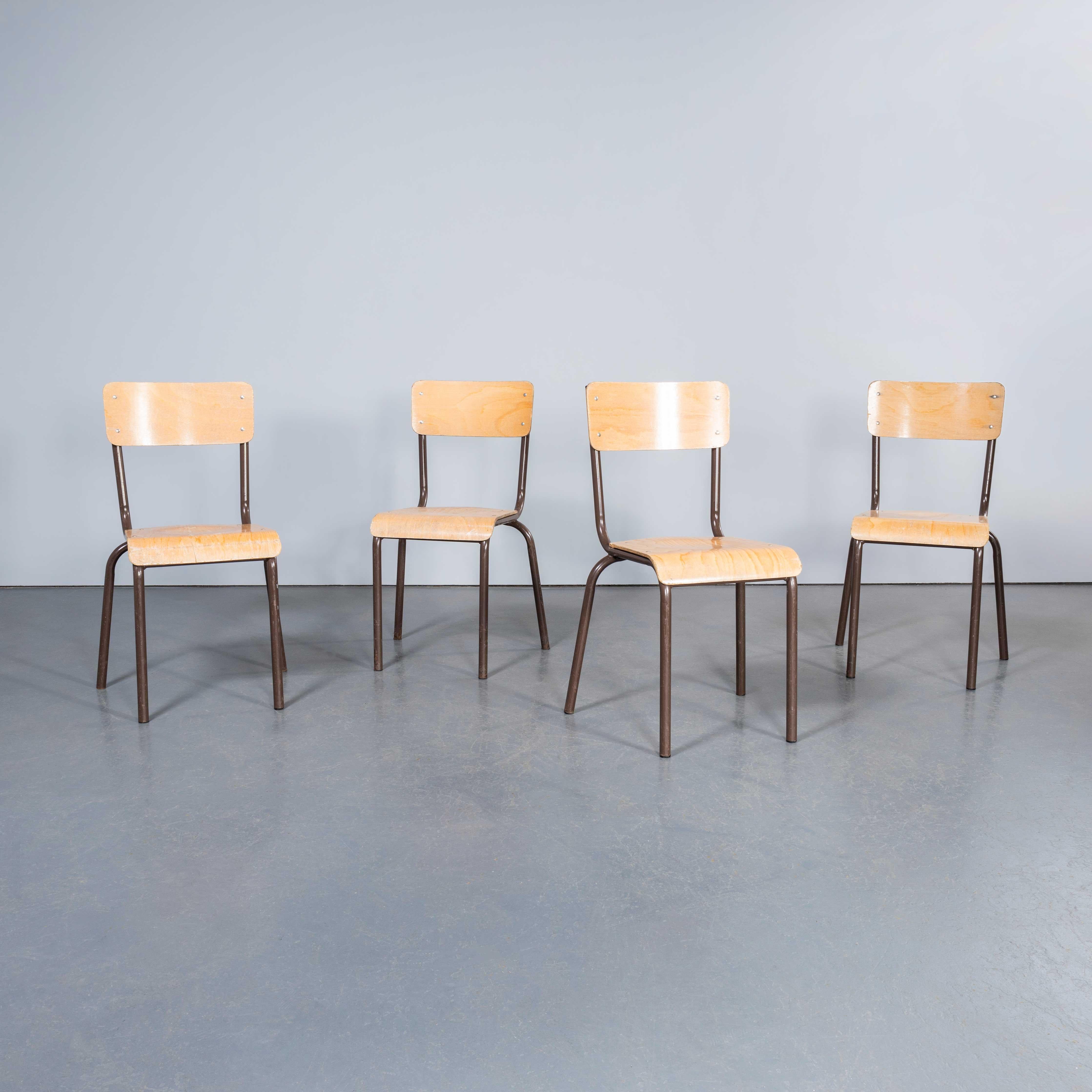 Sillas de comedor apilables Mullca Simple de 1960 con armazón marrón - Cantidad variada Abedul en venta