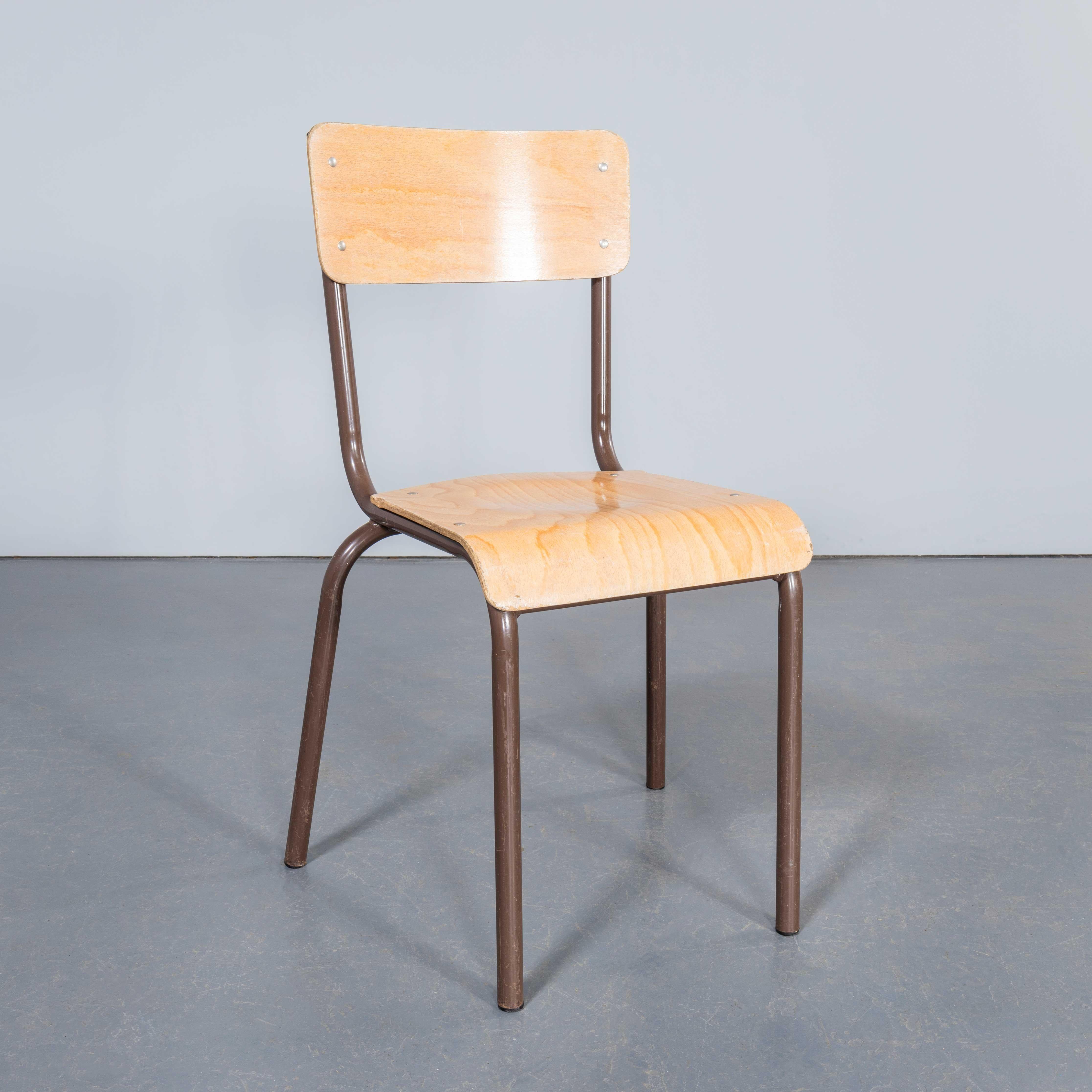 Sillas de comedor apilables Mullca Simple de 1960 con armazón marrón - Cantidad variada en venta 1