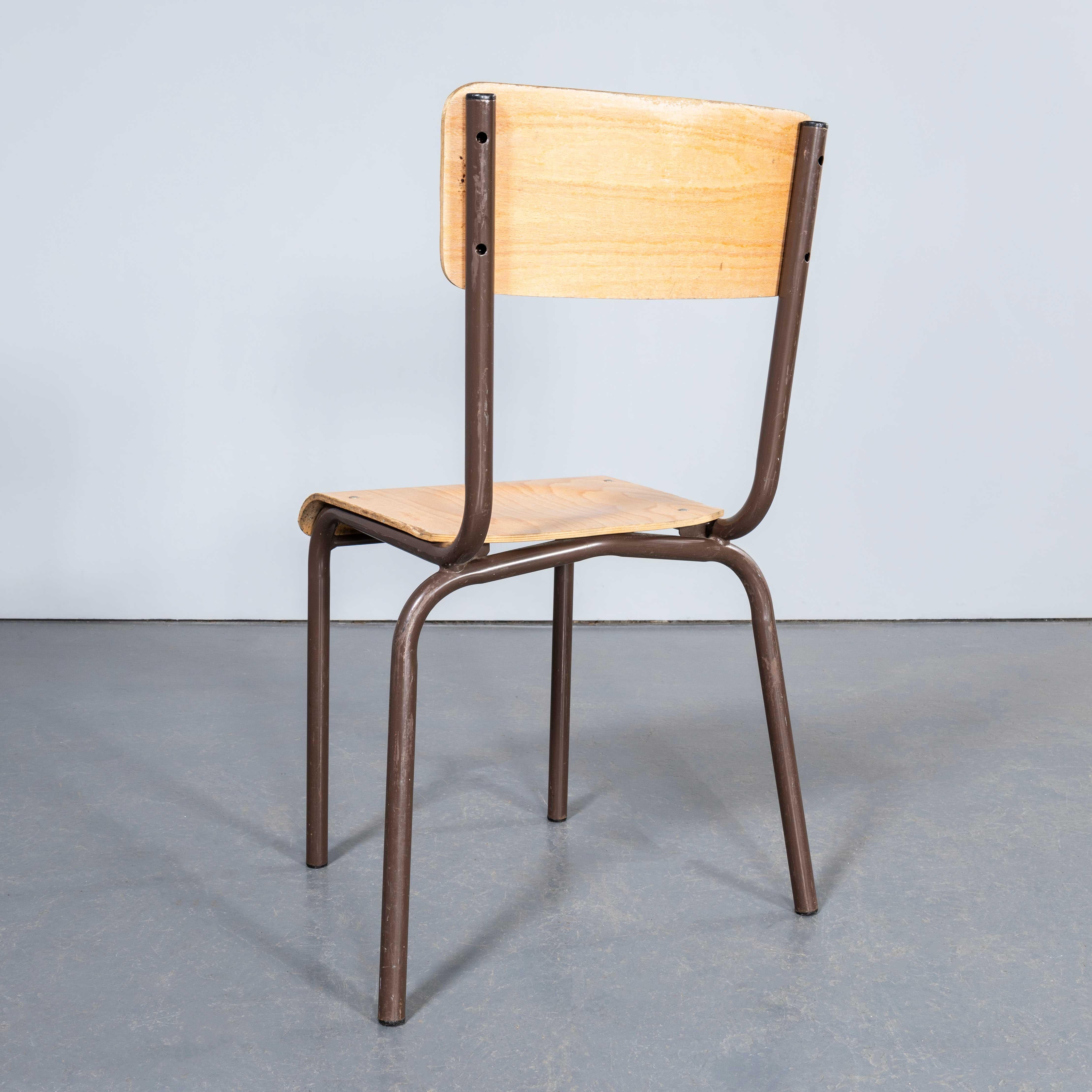 Sillas de comedor apilables Mullca Simple de 1960 con armazón marrón - Cantidad variada en venta 2
