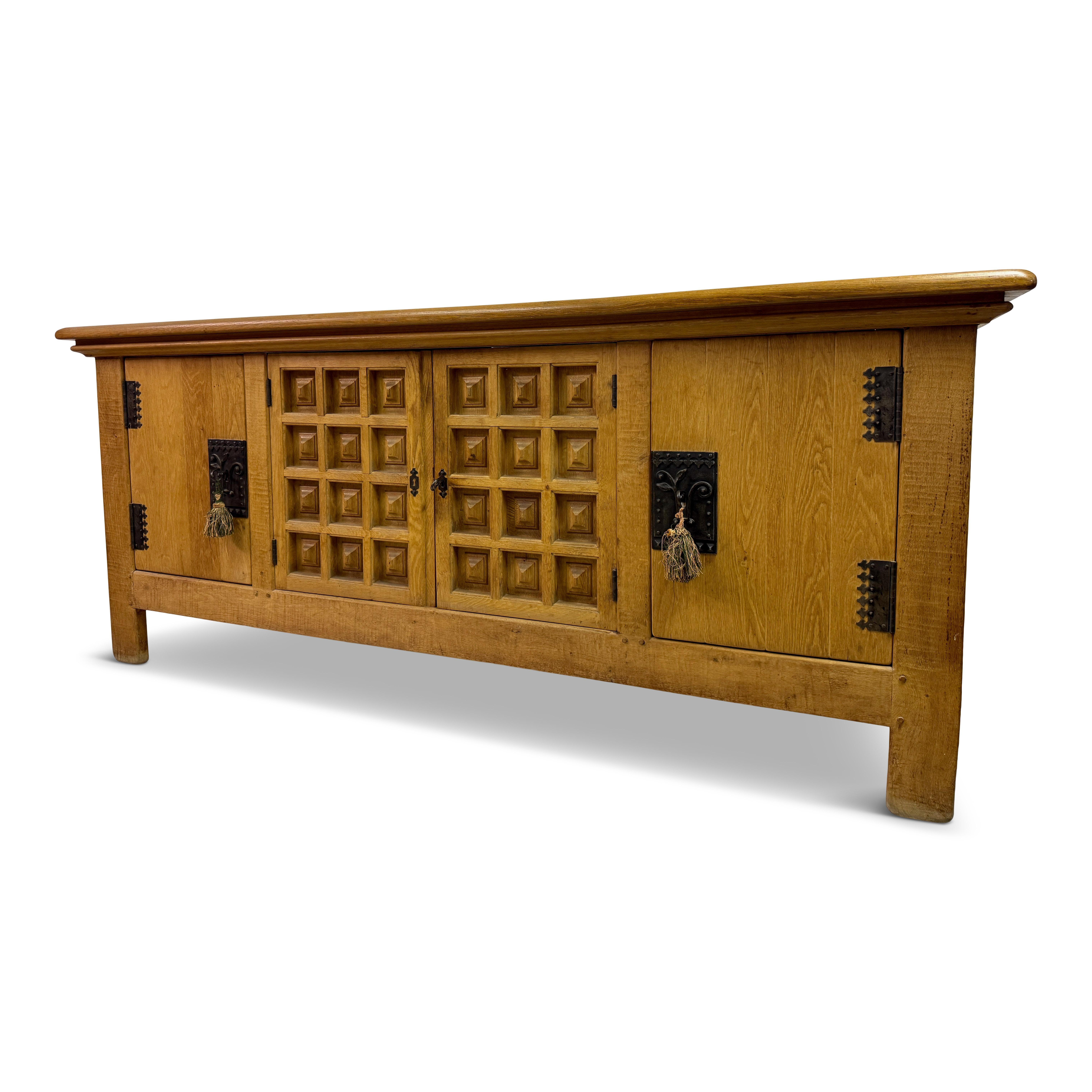 Credenza brutalista vintage degli anni '60 in Oak con ante intagliate e ferramenta in ferro battuto

Questa credenza vintage in rovere degli anni '60 è un audace esempio di design brutalista con influenze alpine. Realizzata in rovere massiccio, la