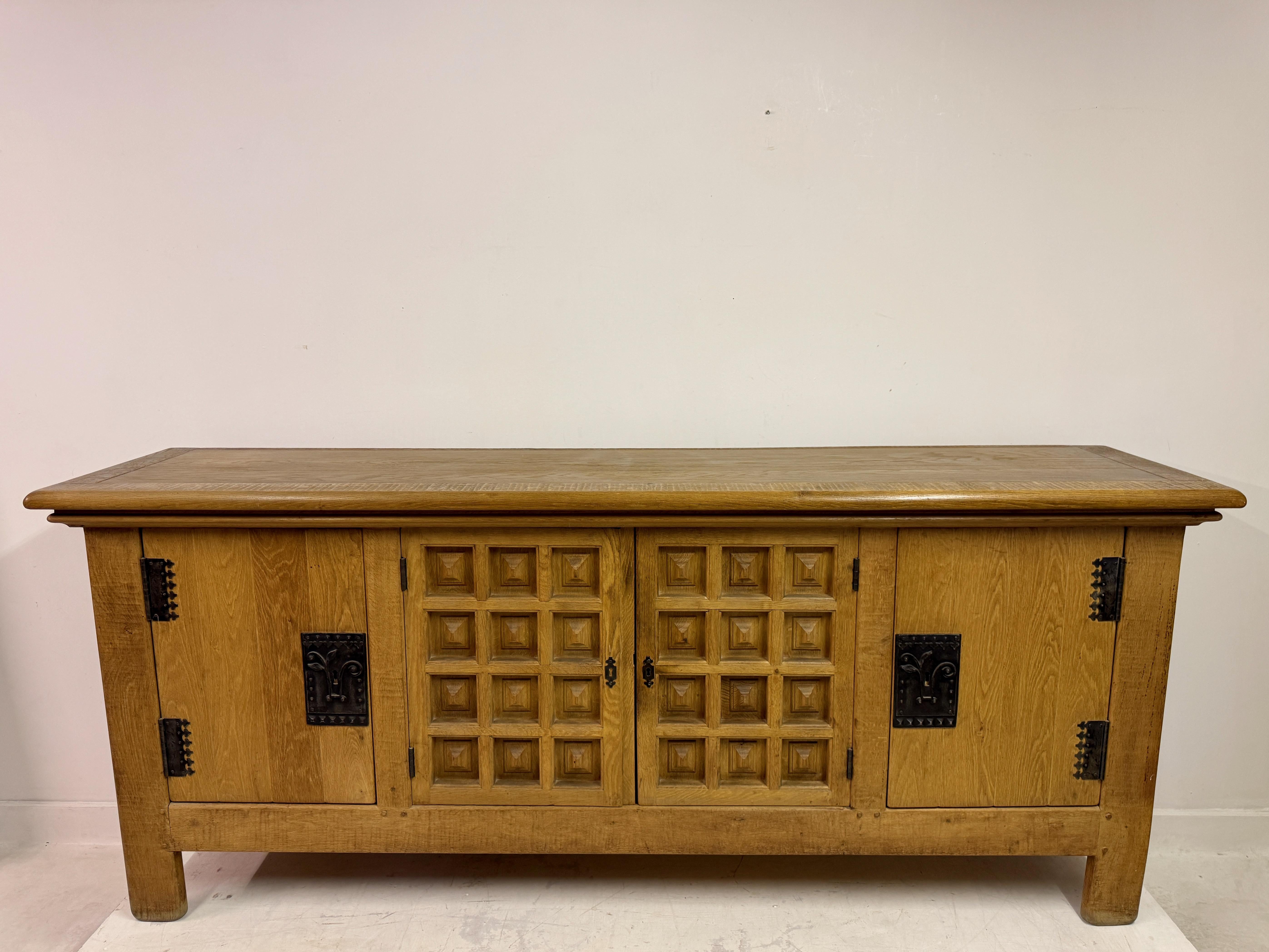 Mid-Century moderno Credenza francese brutalista anni '60 in Oak in stile alpino in vendita