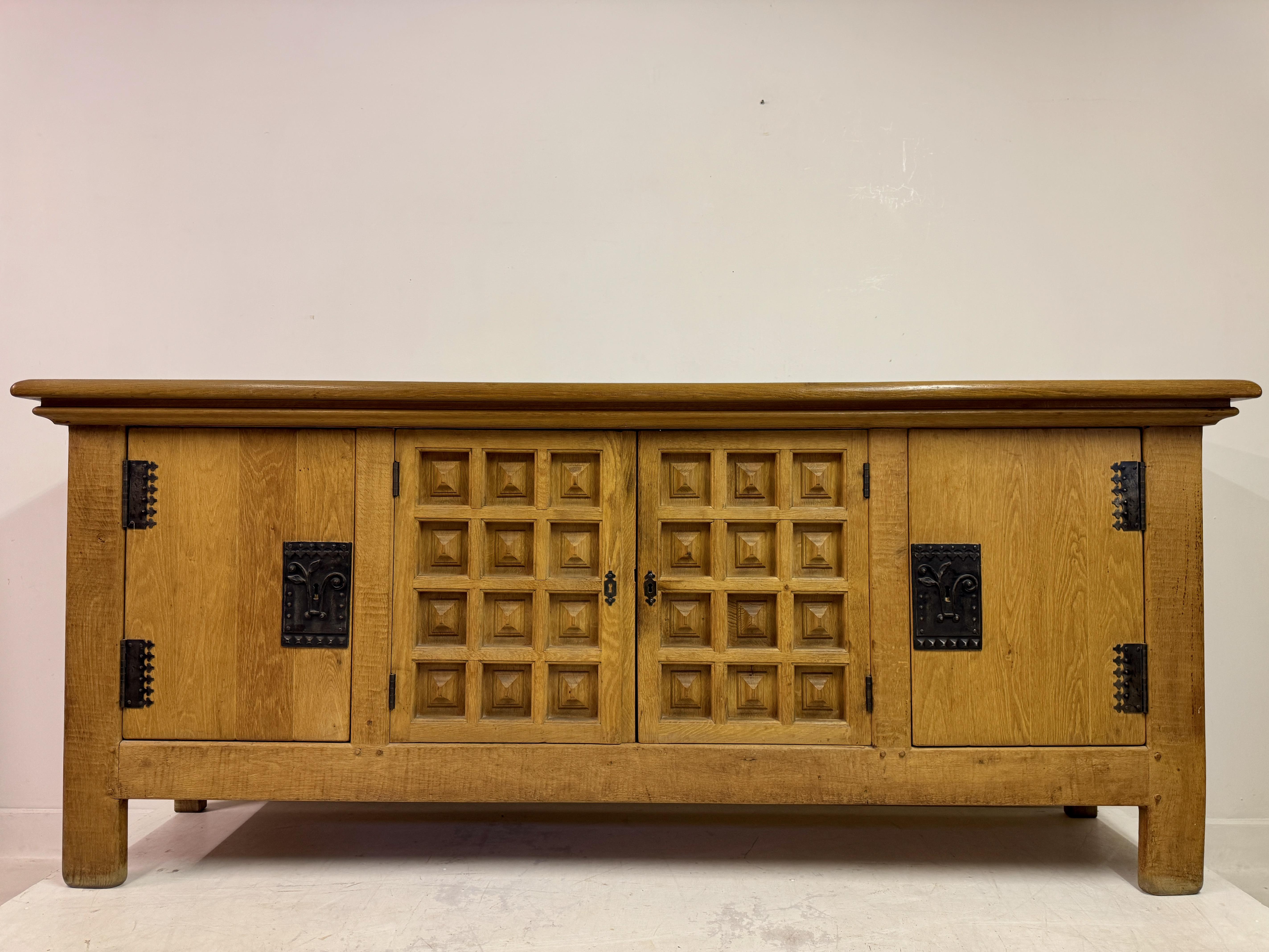 Francese Credenza francese brutalista anni '60 in Oak in stile alpino in vendita