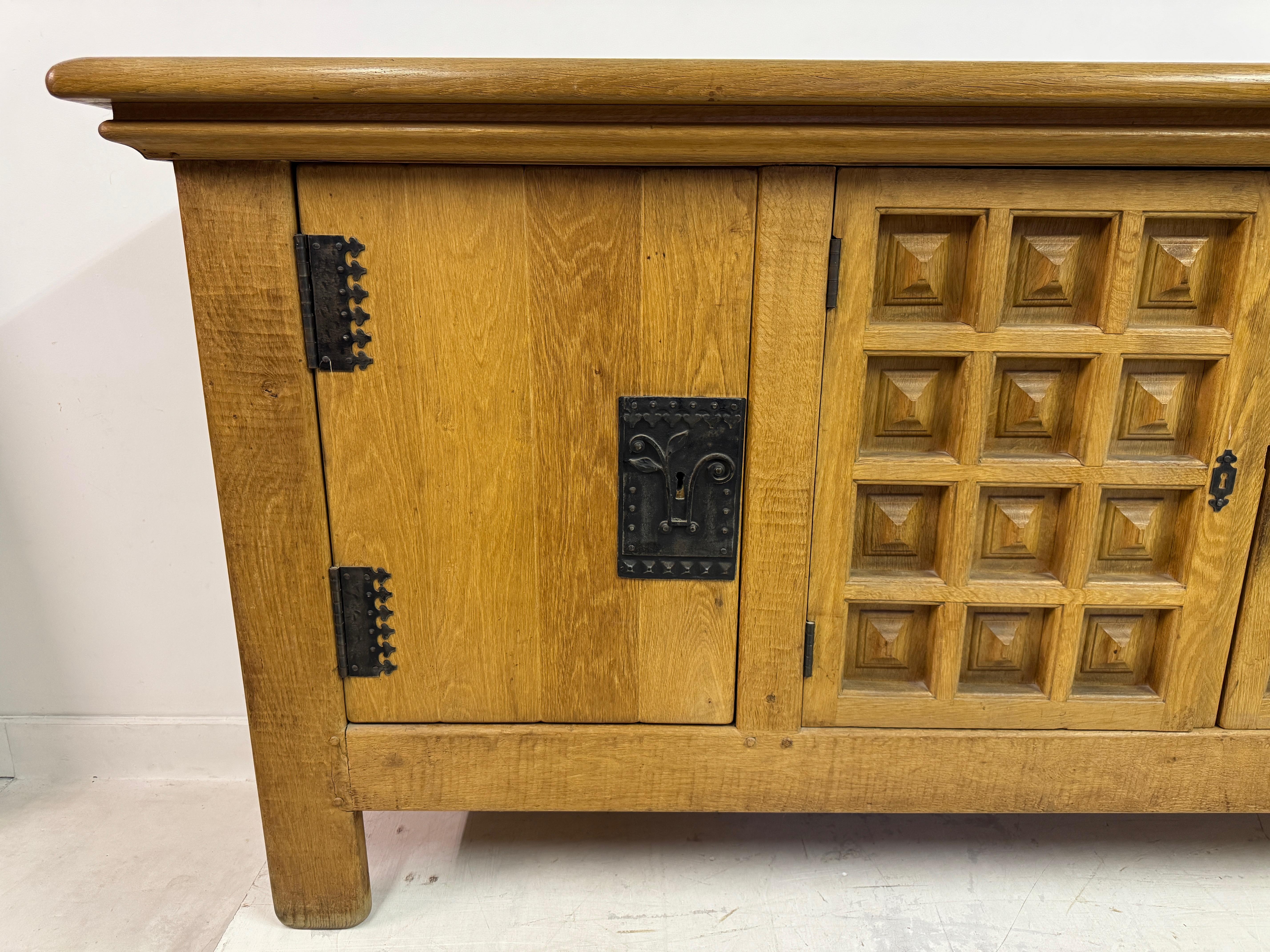 Credenza francese brutalista anni '60 in Oak in stile alpino In condizioni buone in vendita a London, London