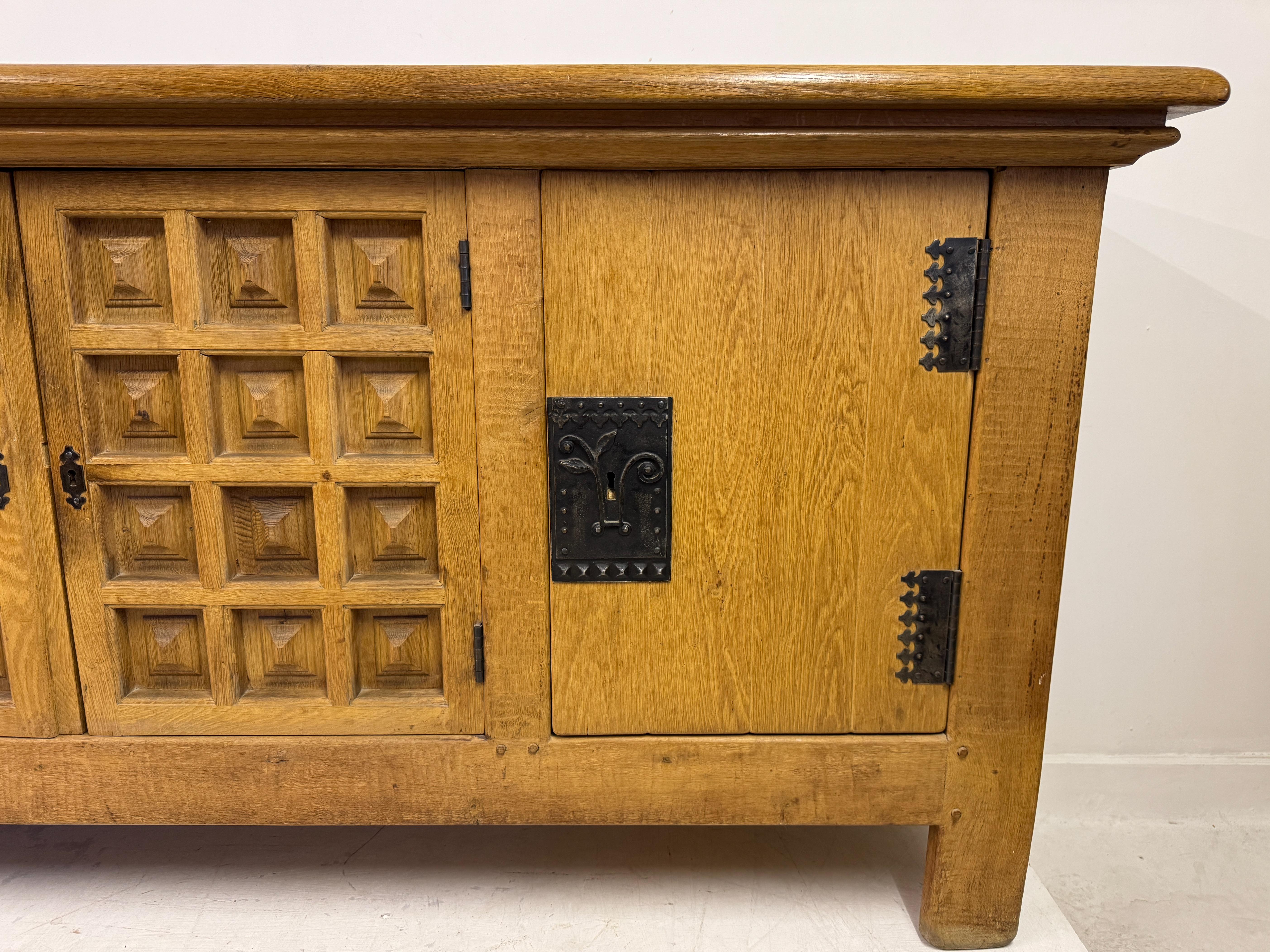 XX secolo Credenza francese brutalista anni '60 in Oak in stile alpino in vendita