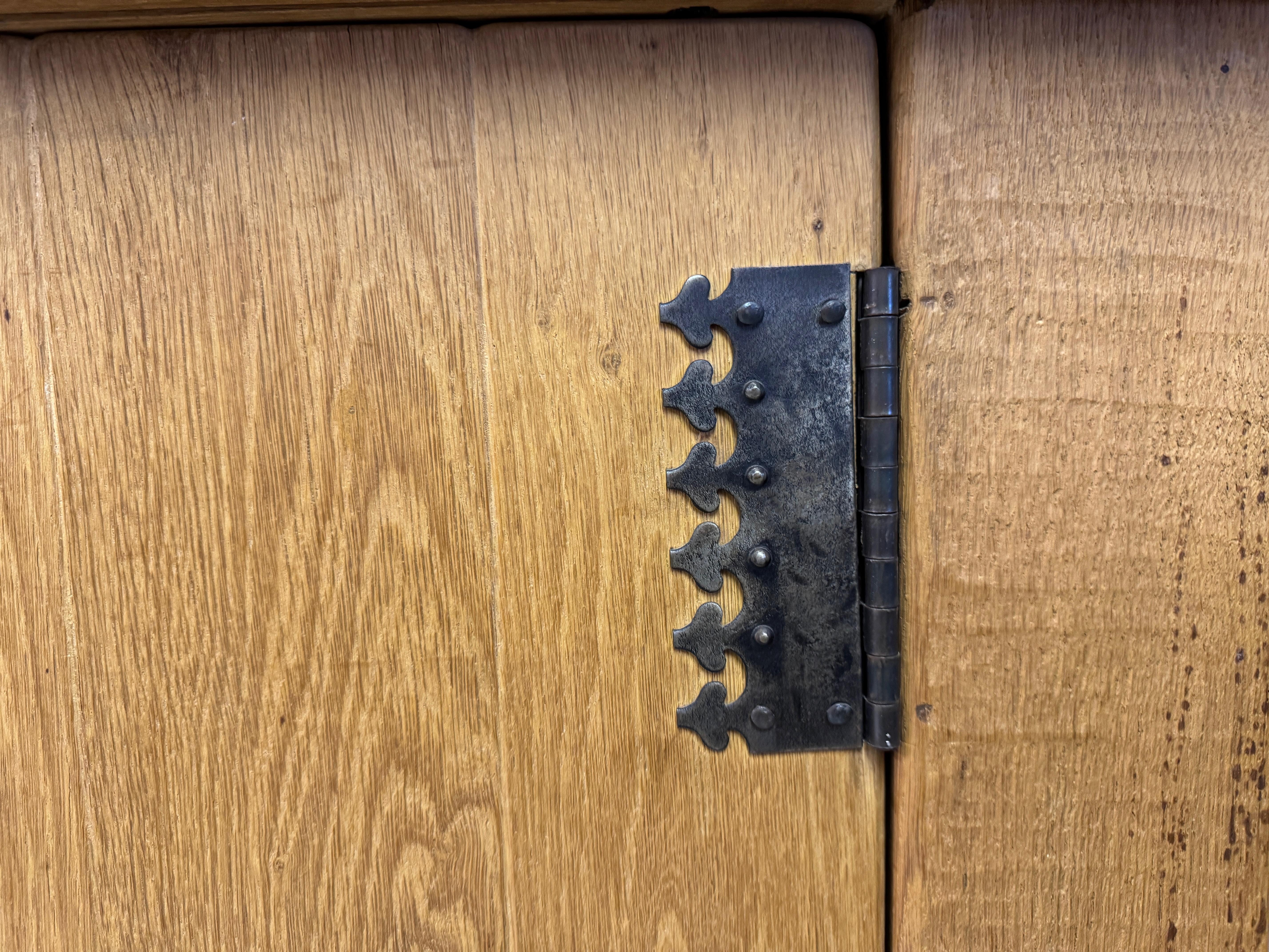 Credenza francese brutalista anni '60 in Oak in stile alpino in vendita 1