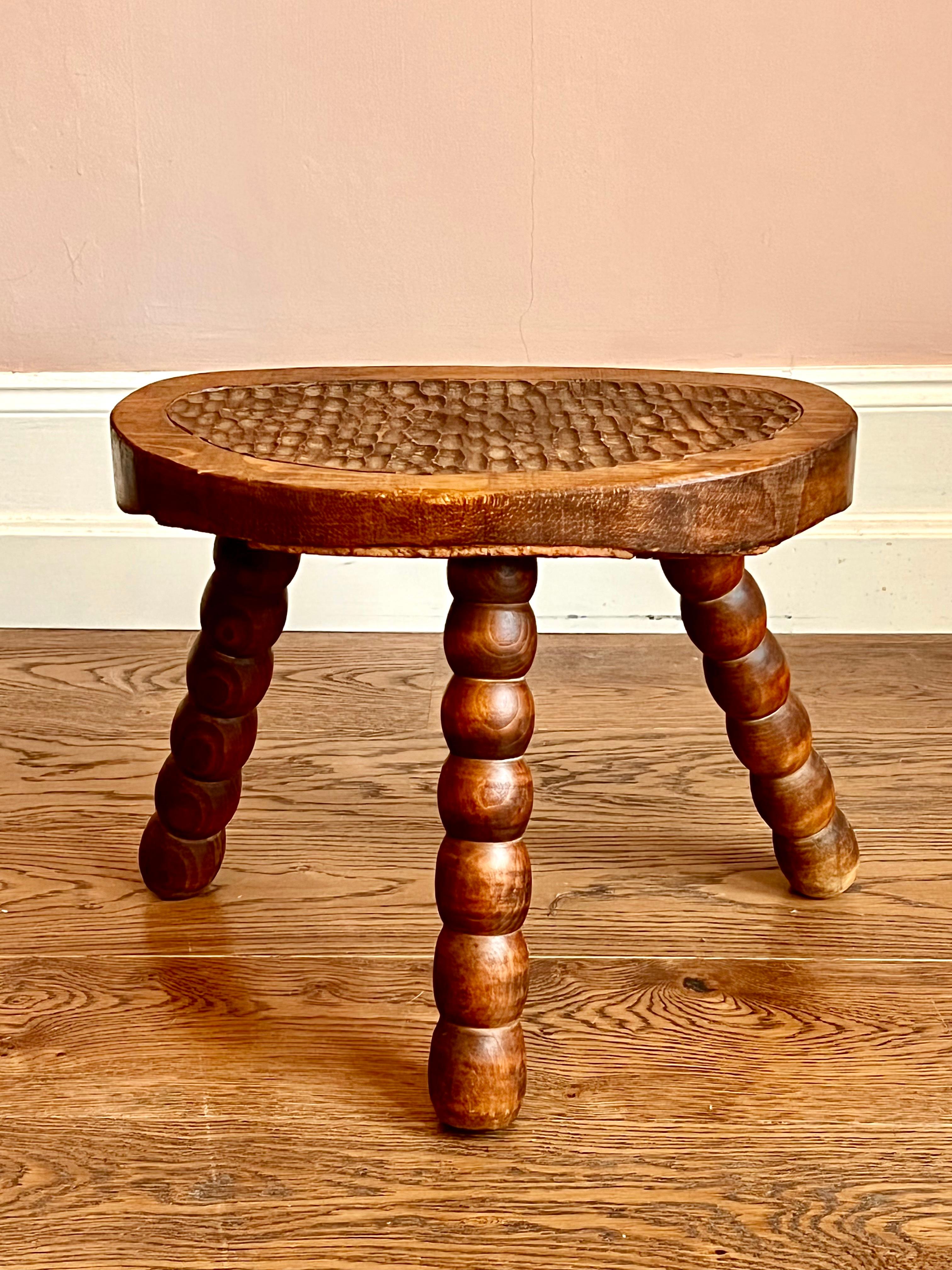 1960s French brutalist tripod stool.

Superb primitive oak stool with bobbin legs and carved seat retaining original bark base. In very good solid condition with light and attractive wear.

Height 36cm Width (at feet) 46cm Seat Width 40.5cm Depth