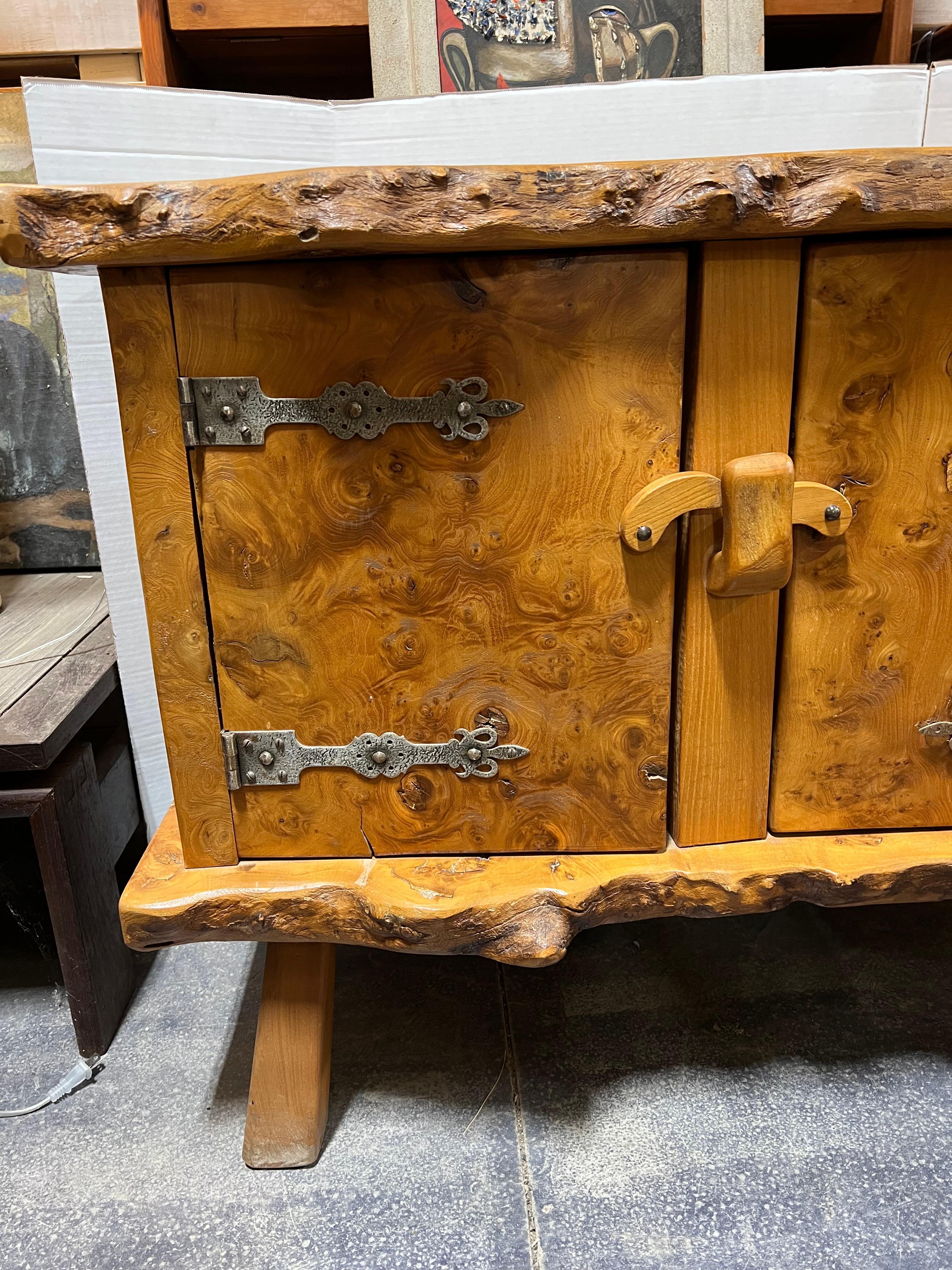 Français Cabinet en bois brutaliste français des années 1960 par Aranjou en vente