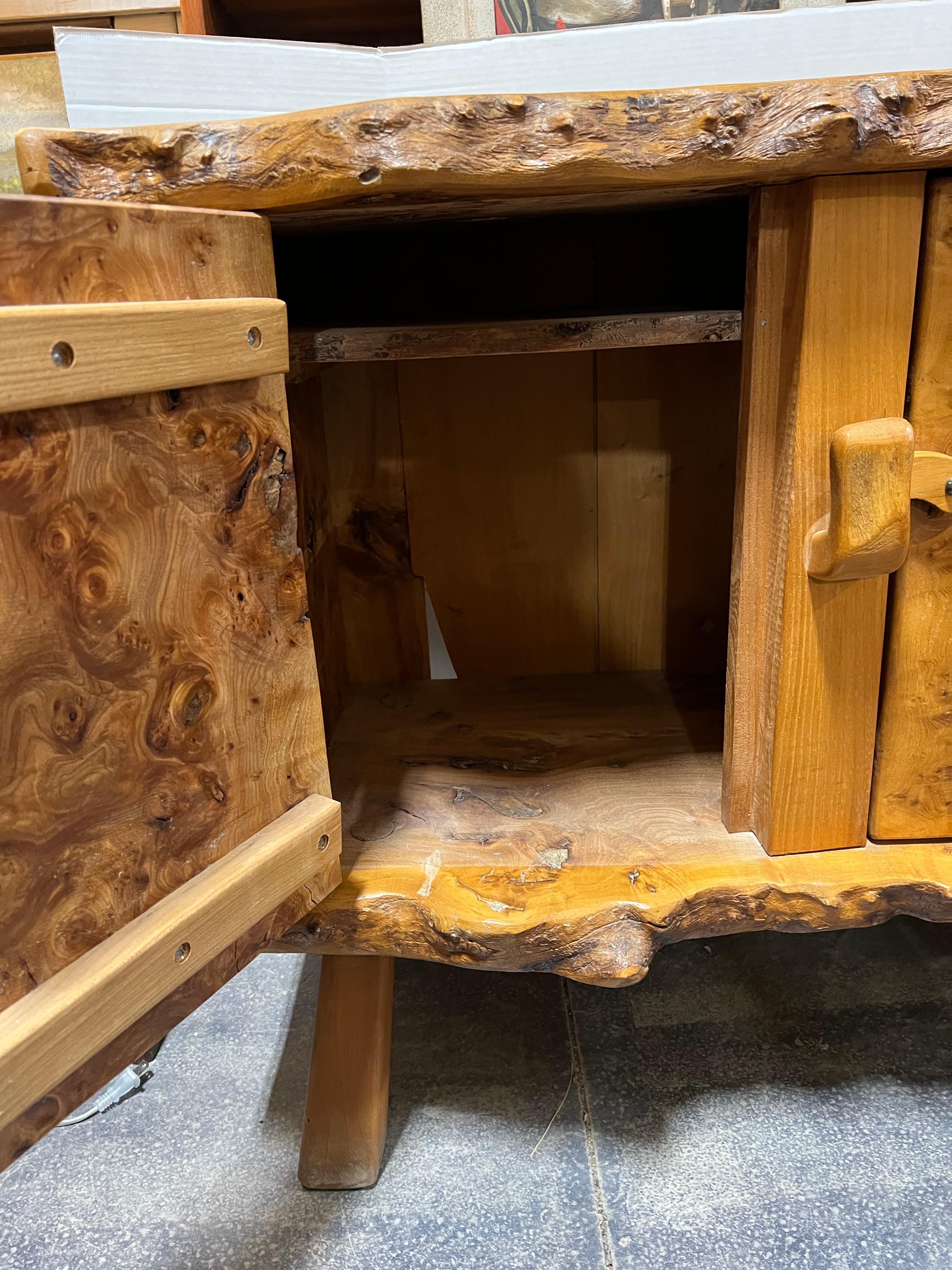Cabinet en bois brutaliste français des années 1960 par Aranjou Bon état - En vente à Chicago, IL