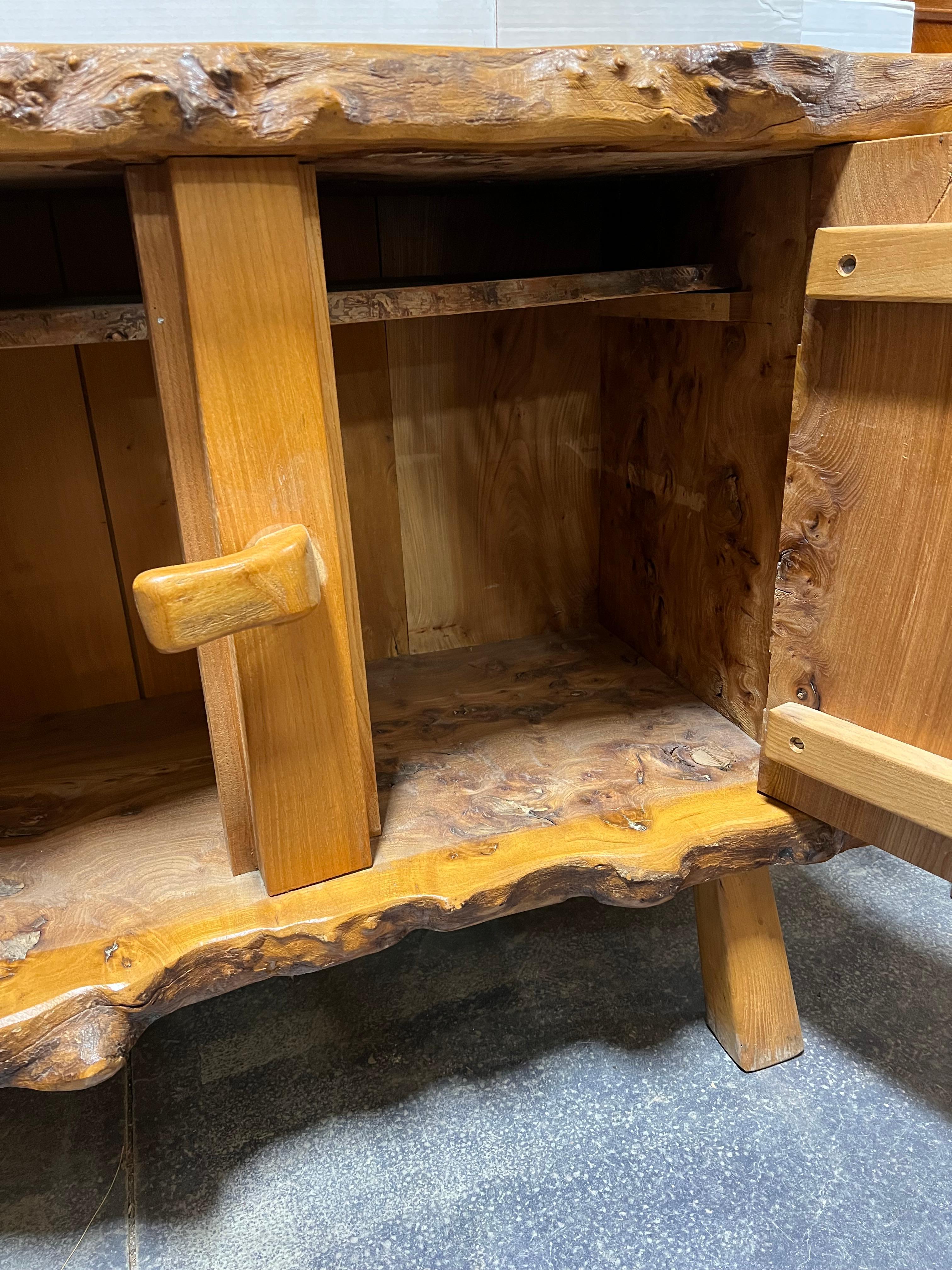 Milieu du XXe siècle Cabinet en bois brutaliste français des années 1960 par Aranjou en vente