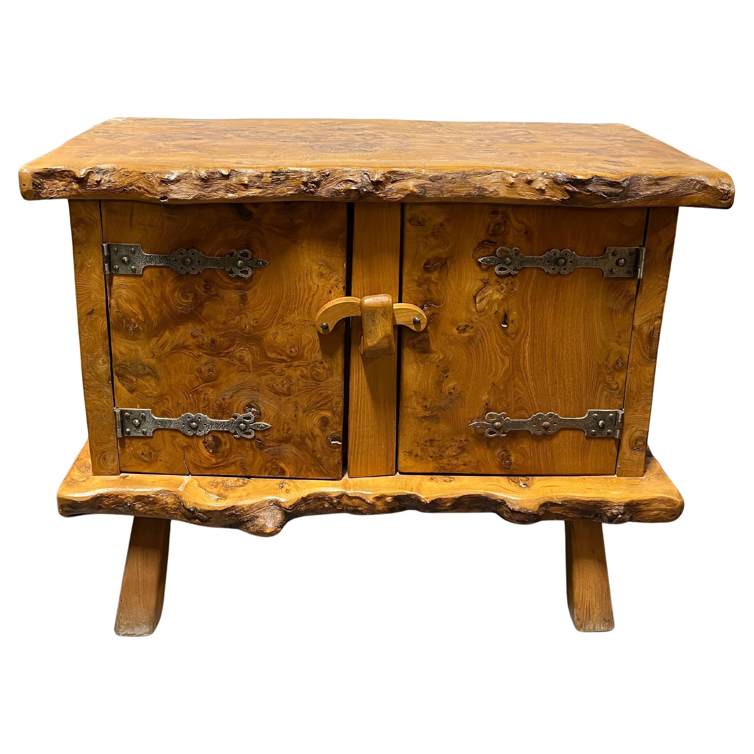 Cabinet en bois brutaliste français des années 1960 par Aranjou en vente