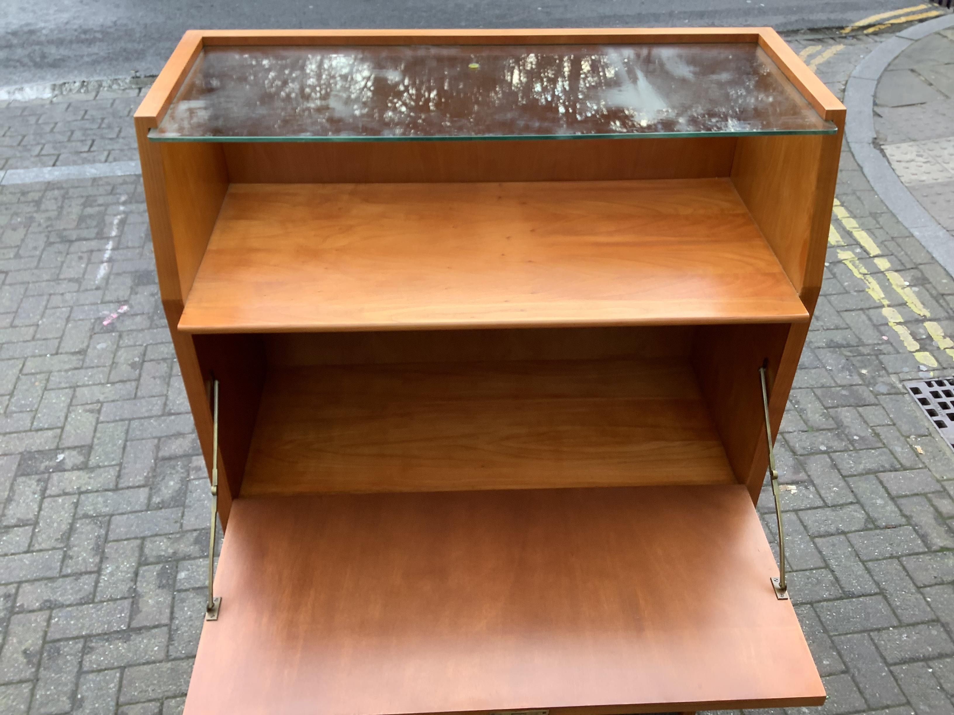 Eccellente scrivania con 3 cassetti, ripiano in vetro e tavolo estraibile. 
superficie. Unità con serratura dal design compatto .Cc anni '60 Francese 