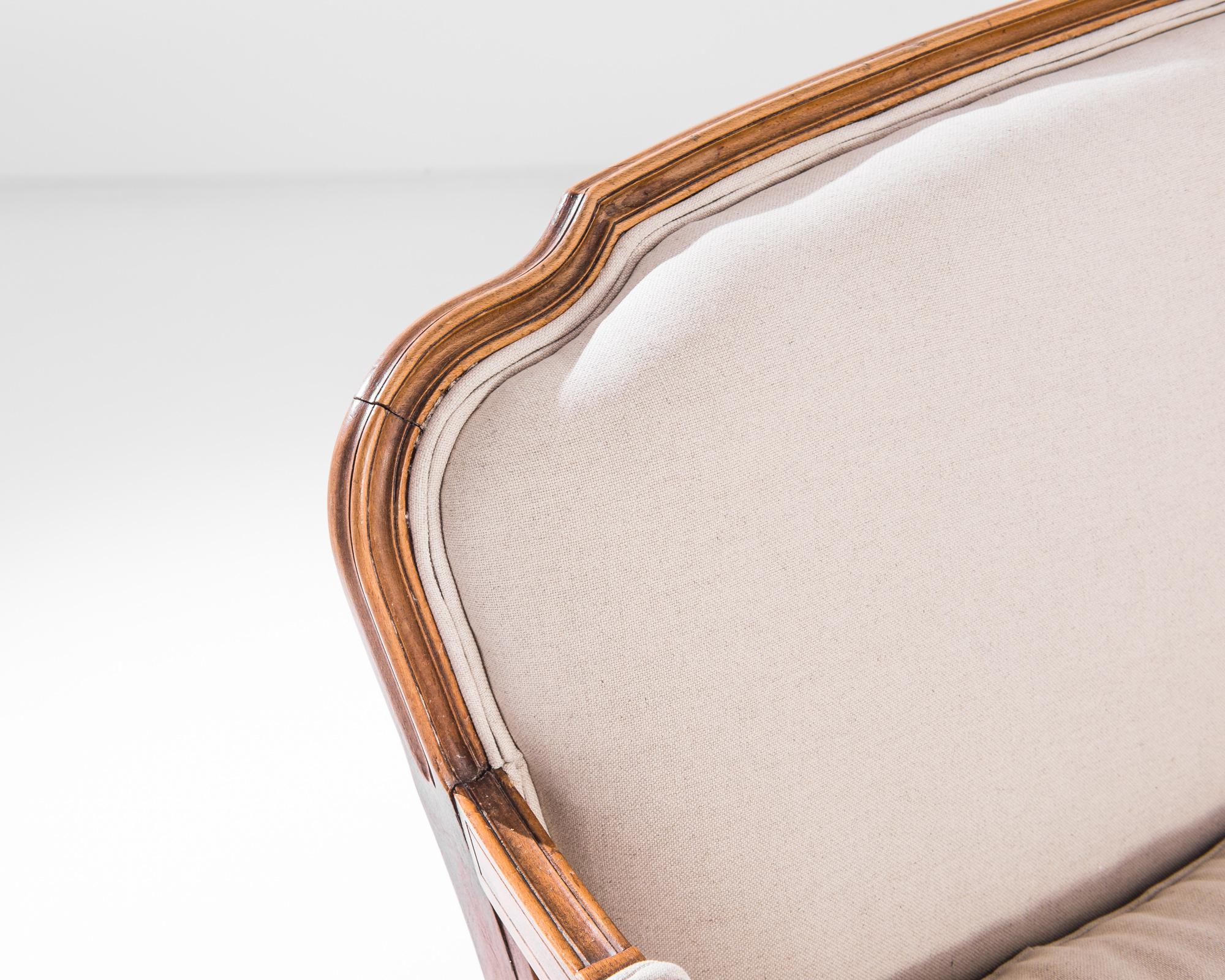 Barocke Kurven und französisches Schilfrohr verleihen diesem Sofa eine angeborene Leichtigkeit und Anmut. Der in den 1960er Jahren in Frankreich hergestellte Stuhl mit klassischer Cabriole-Silhouette bietet einen großzügigen und eleganten Sitz. Die