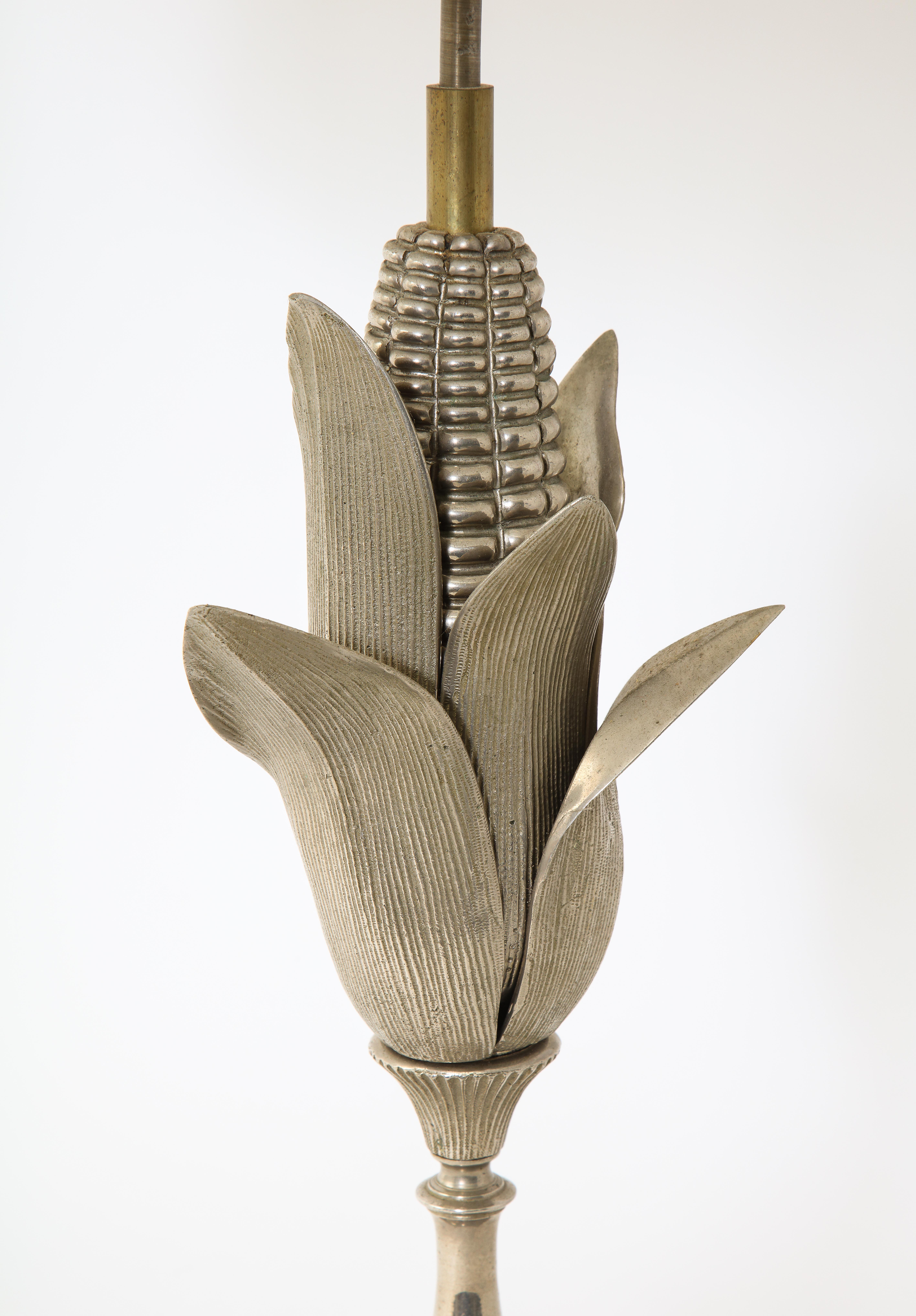 Magnifique lampe à poser à motif de maïs par Maison Charles.

Pièces individuelles en bronze moulé et plaqué, patinées dans des tons riches. Recâblé. 

L'abat-jour n'est pas inclus.