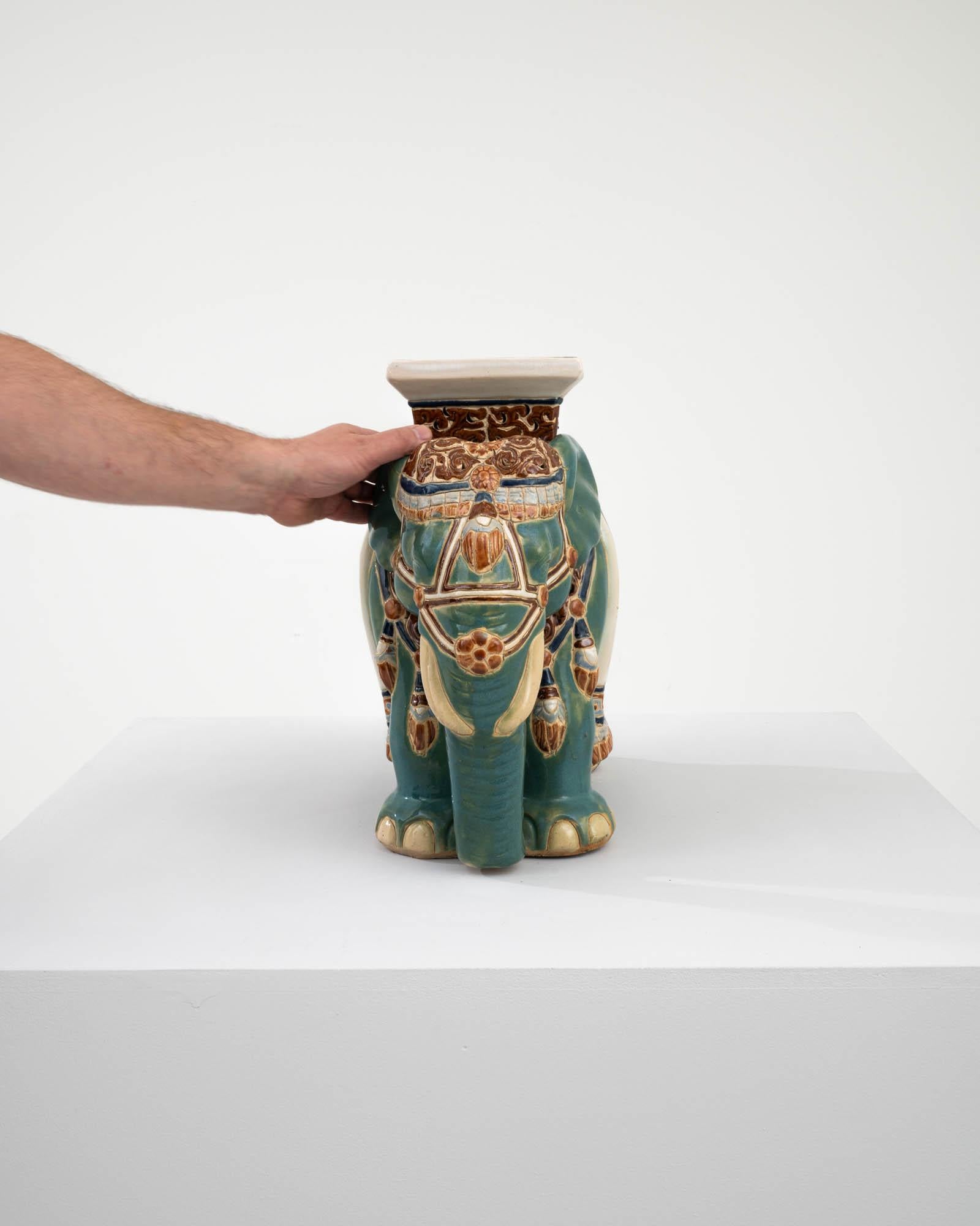 Entdecken Sie die bezaubernde Anziehungskraft dieses französischen Keramik-Elefanten aus den 1960er Jahren, der Kunst und Eleganz auf wunderbare Weise vereint. Dieses mit Präzision gefertigte Stück besticht durch seine leuchtende Farbpalette aus