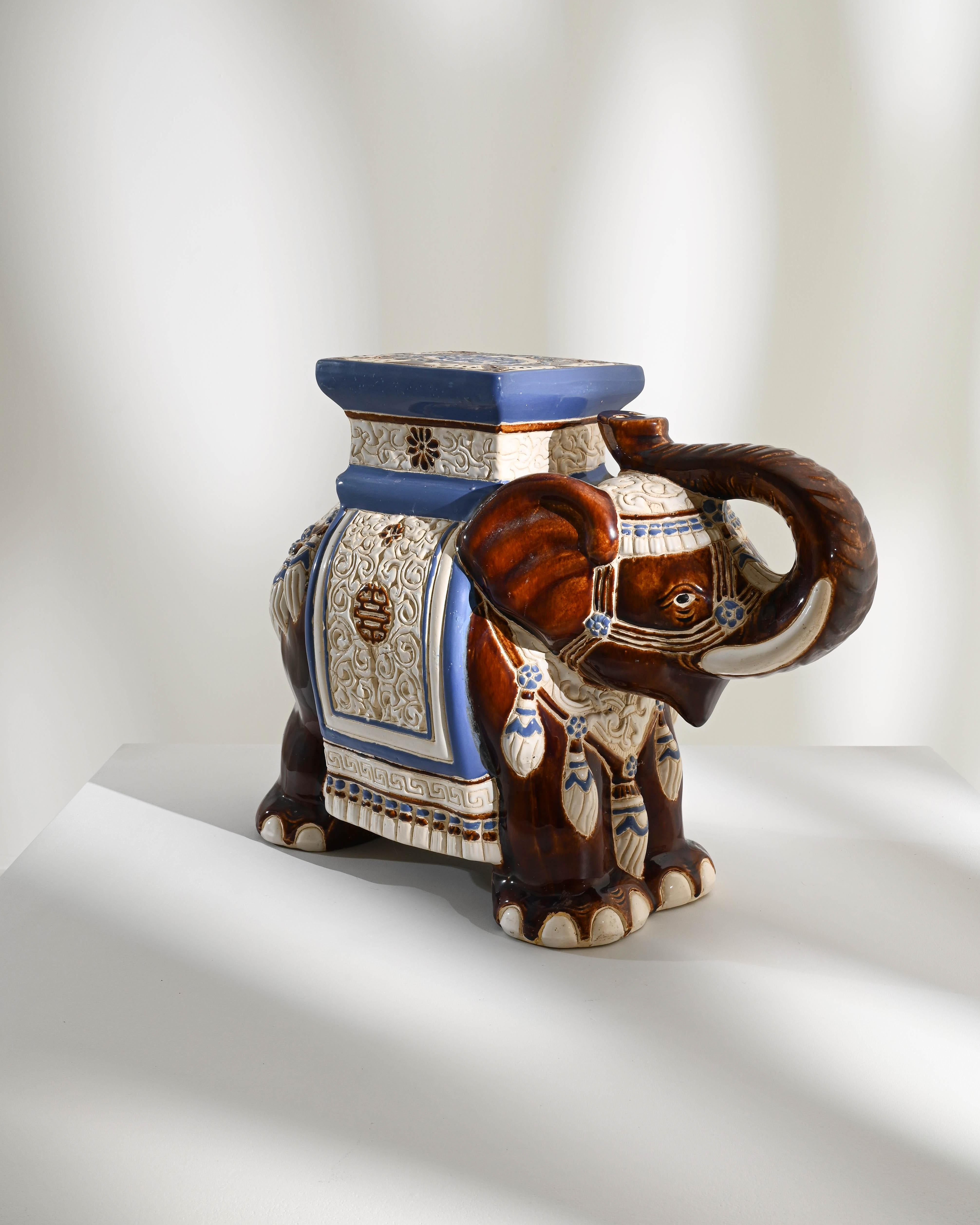 Chinoiseries Eléphant en céramique français des années 1960 en vente