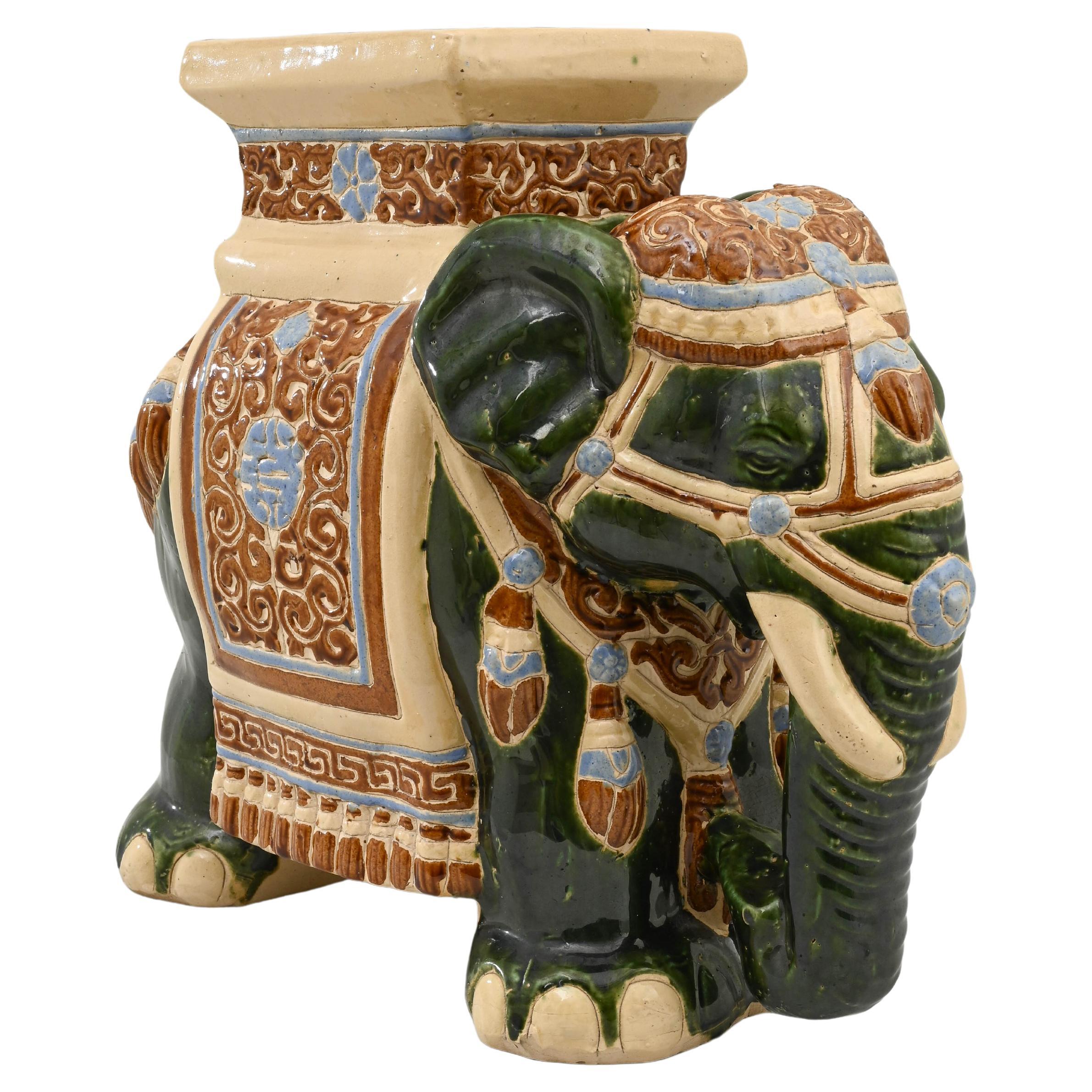Eléphant en céramique français des années 1960 en vente