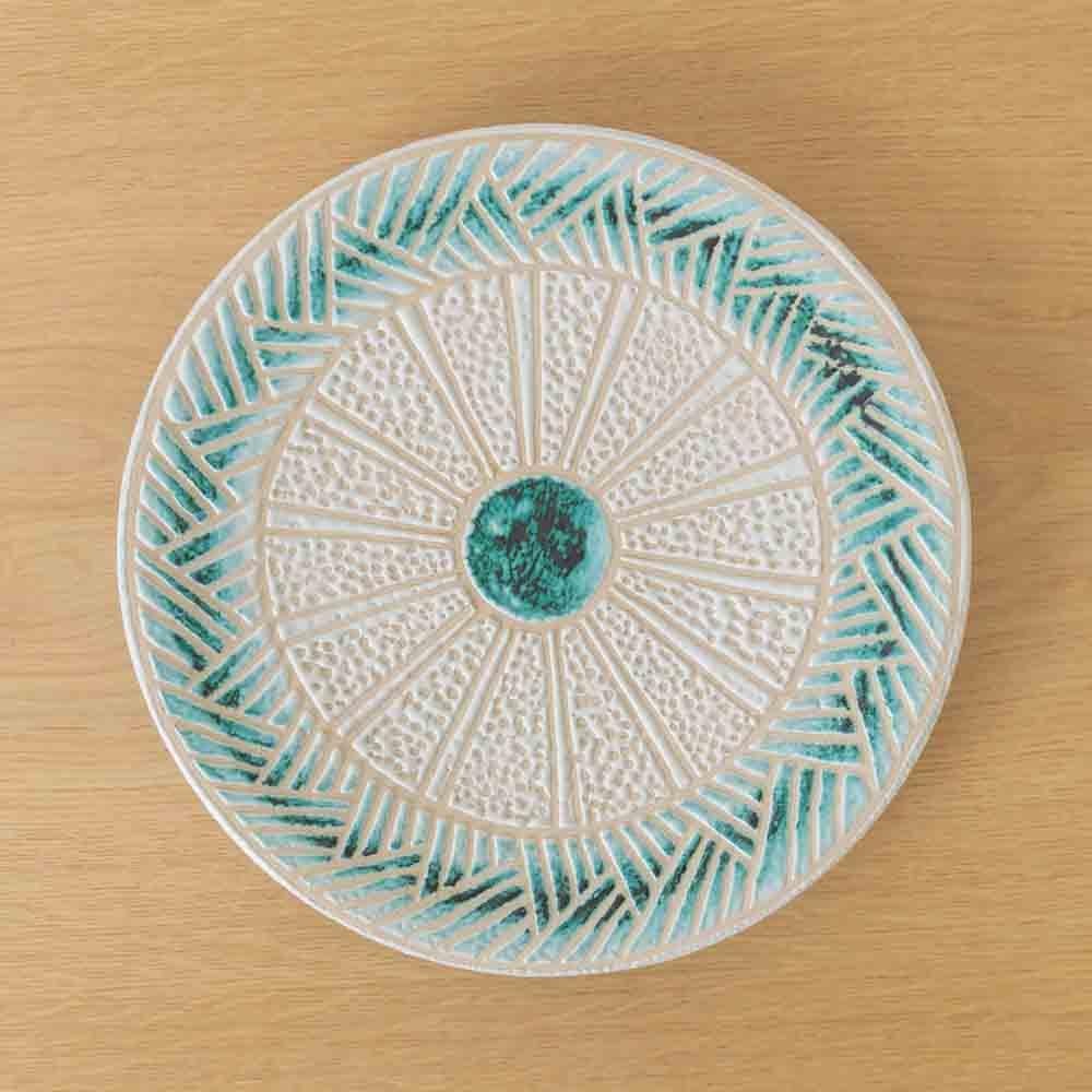 Belle assiette en céramique peinte, France, années 1960. Délicieux design en zig zag gravé à l'eau-forte. Teintes vertes et bleues peintes sur une assiette émaillée crème. Très bien accroché au mur en tant qu'art décoratif. Signé sur la face
