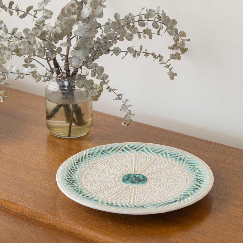 Français Assiette en céramique gravée française des années 1960 en vente