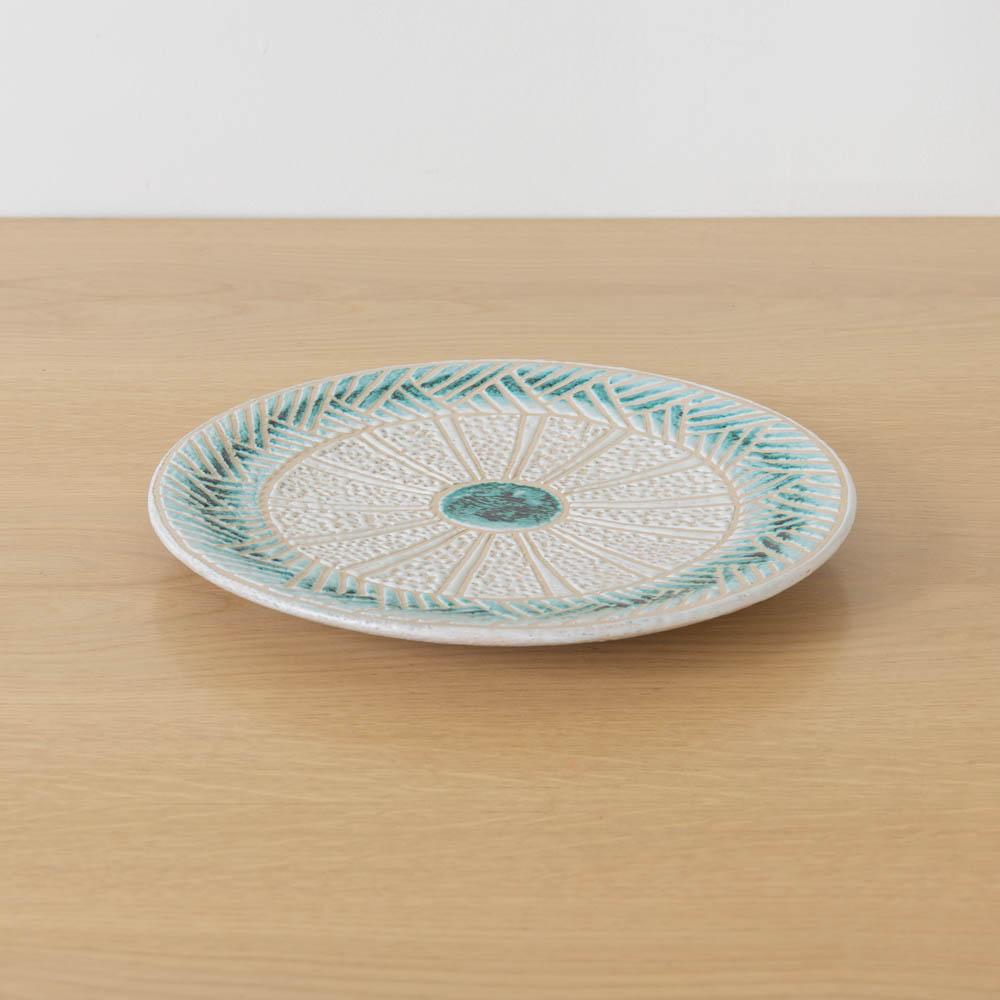 Assiette en céramique gravée française des années 1960 Bon état - En vente à Los Angeles, CA