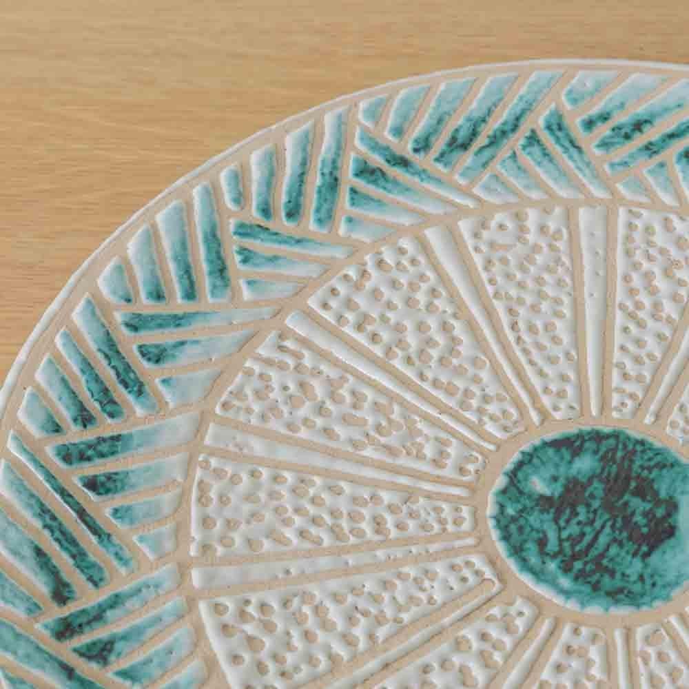 Assiette en céramique gravée française des années 1960 en vente 1