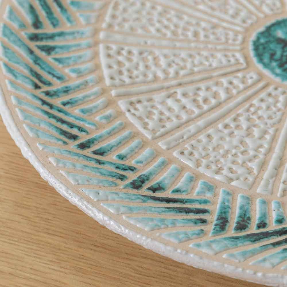 Assiette en céramique gravée française des années 1960 en vente 2