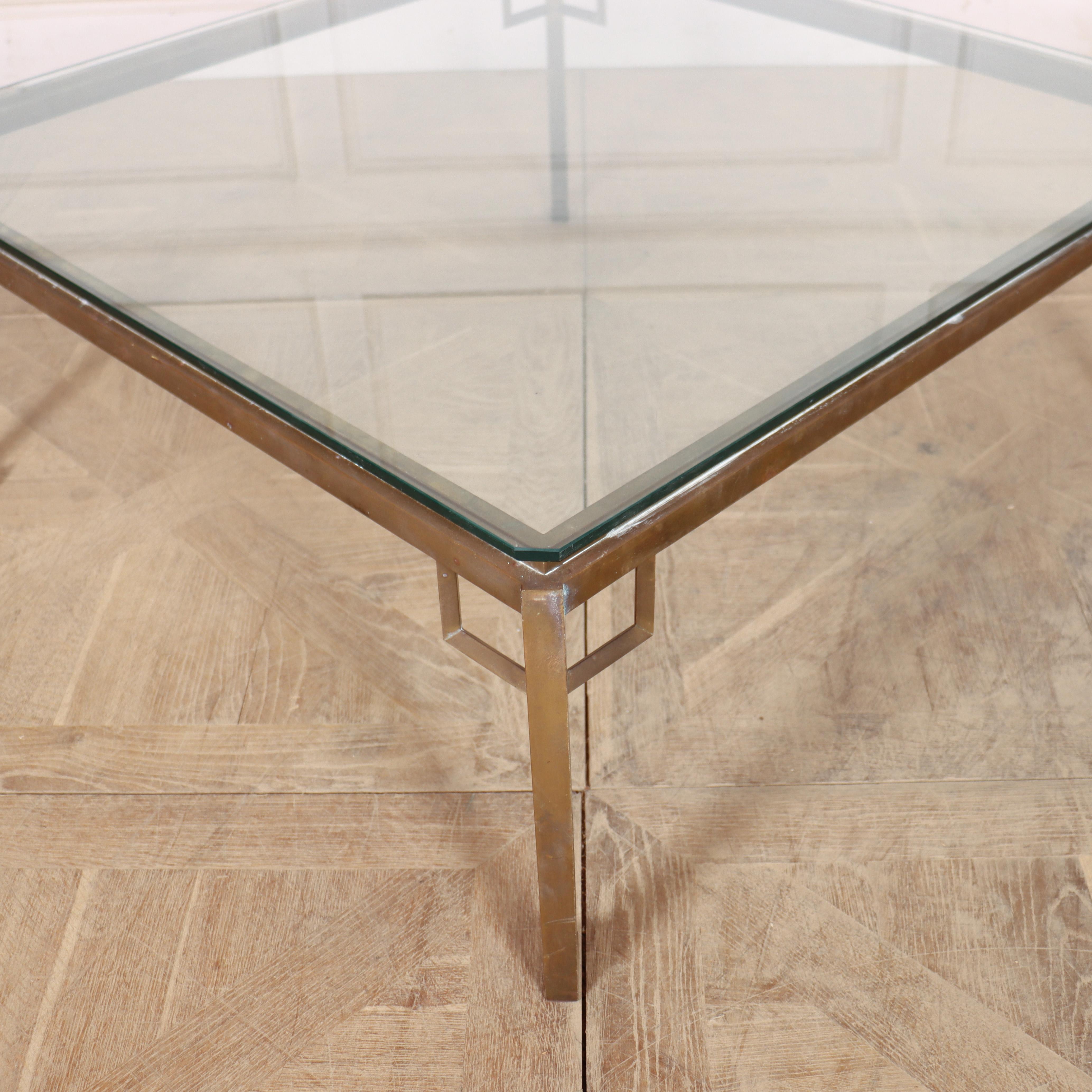 Grande table basse en laiton français des années 1960 avec des coins inclinés et un plateau en verre trempé. 


Référence interne : C


Code : 8981

Dimensions :
W: 40