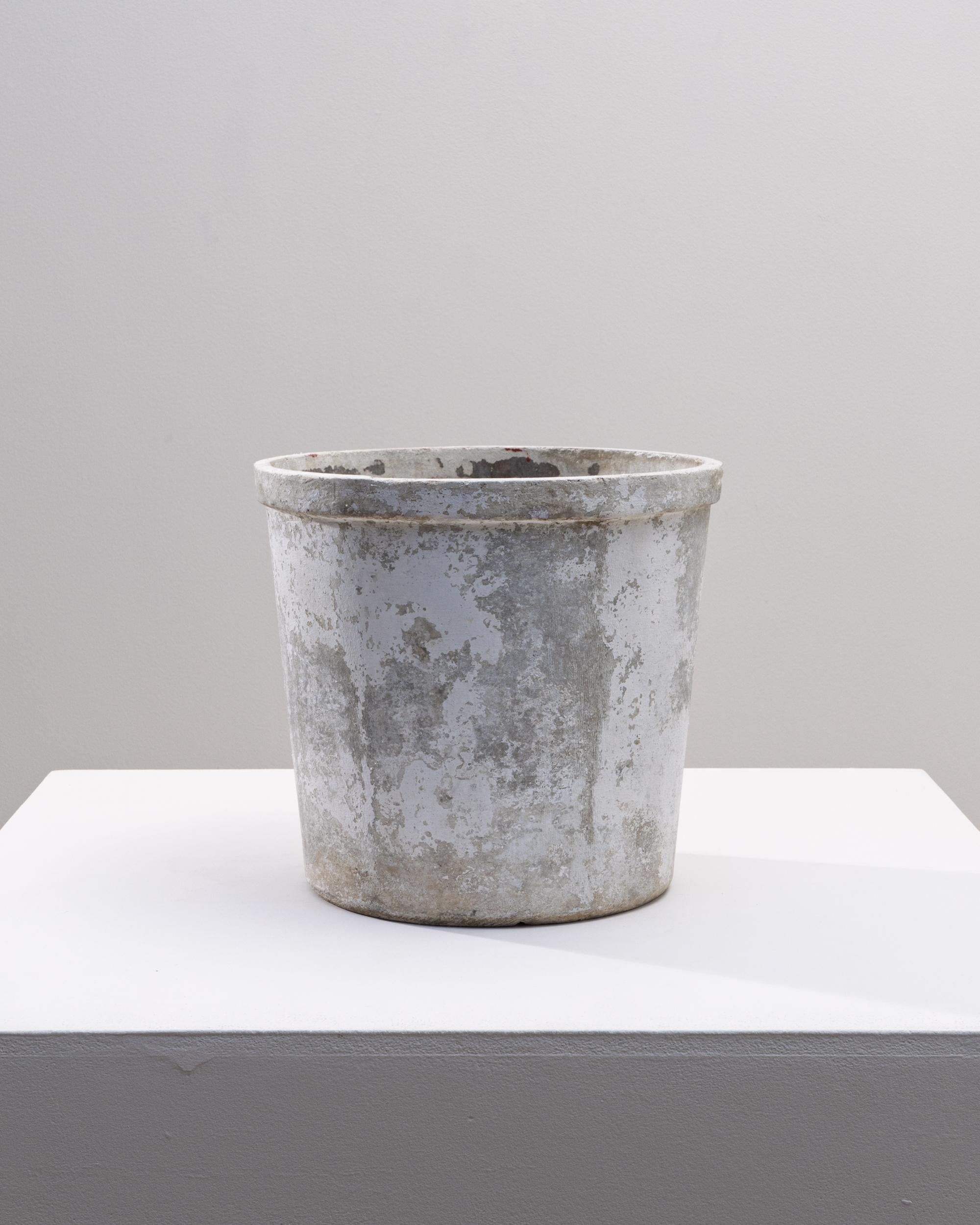 Fioriera francese in cemento del 1960. Questa fioriera francese in cemento della metà del secolo scorso ha una forma pulita e utilitaristica, ammorbidita da decenni di invecchiamento naturale. La forma cilindrica è semplice e funzionale, mentre la