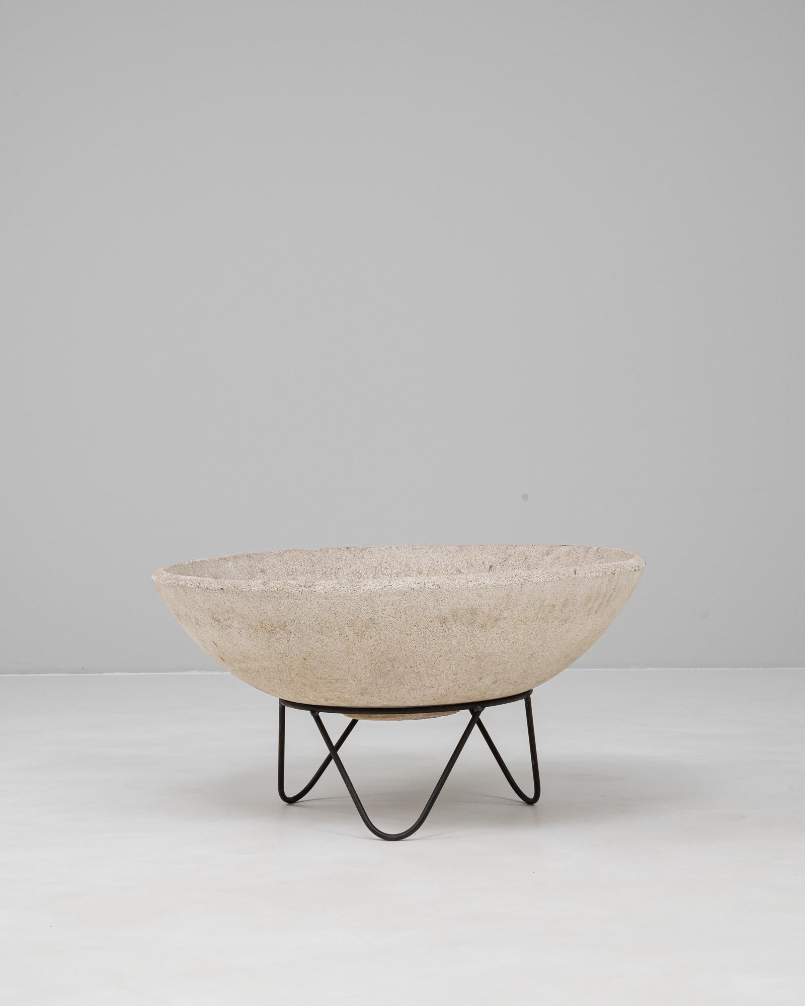 Esta jardinera francesa de hormigón de los años 60 combina la forma Brutalista con la elegancia de mediados de siglo. El recipiente, poco profundo y con forma de cuenco, presenta una superficie de hormigón texturado con una pátina natural que realza