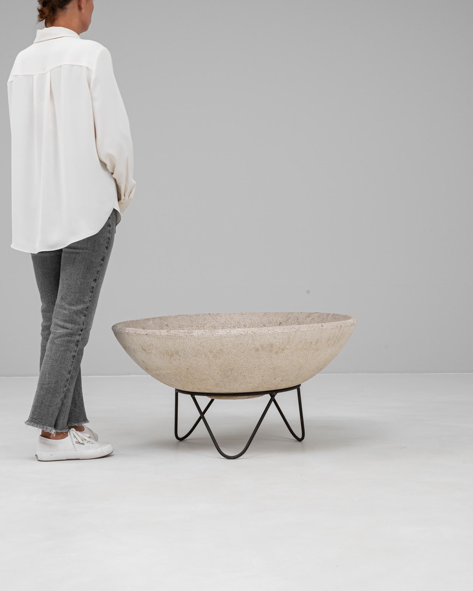 Jardinera francesa de hormigón de los años 60 sobre soporte metálico Francés en venta