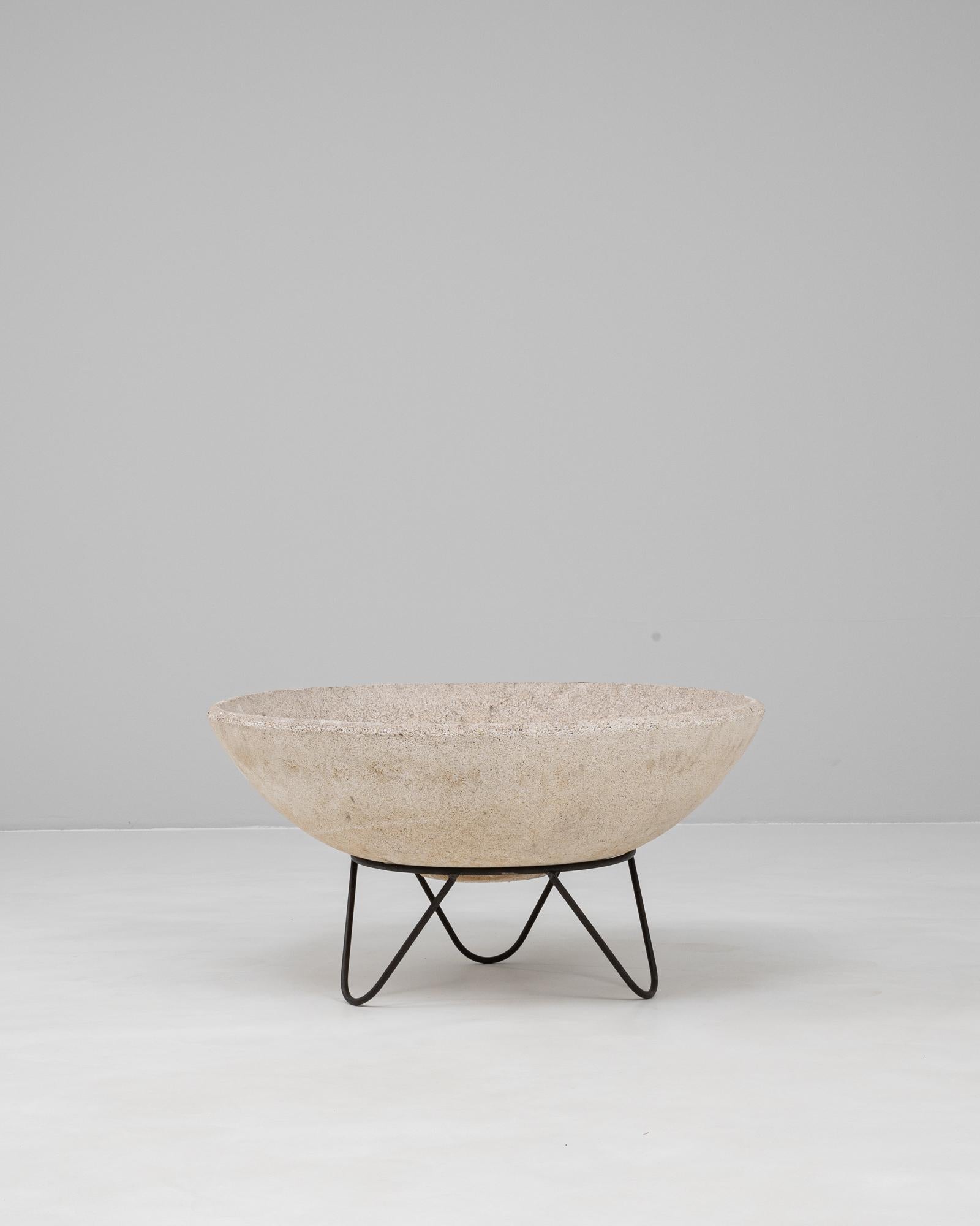 Jardinera francesa de hormigón de los años 60 sobre soporte metálico en Bueno estado para la venta en High Point, NC