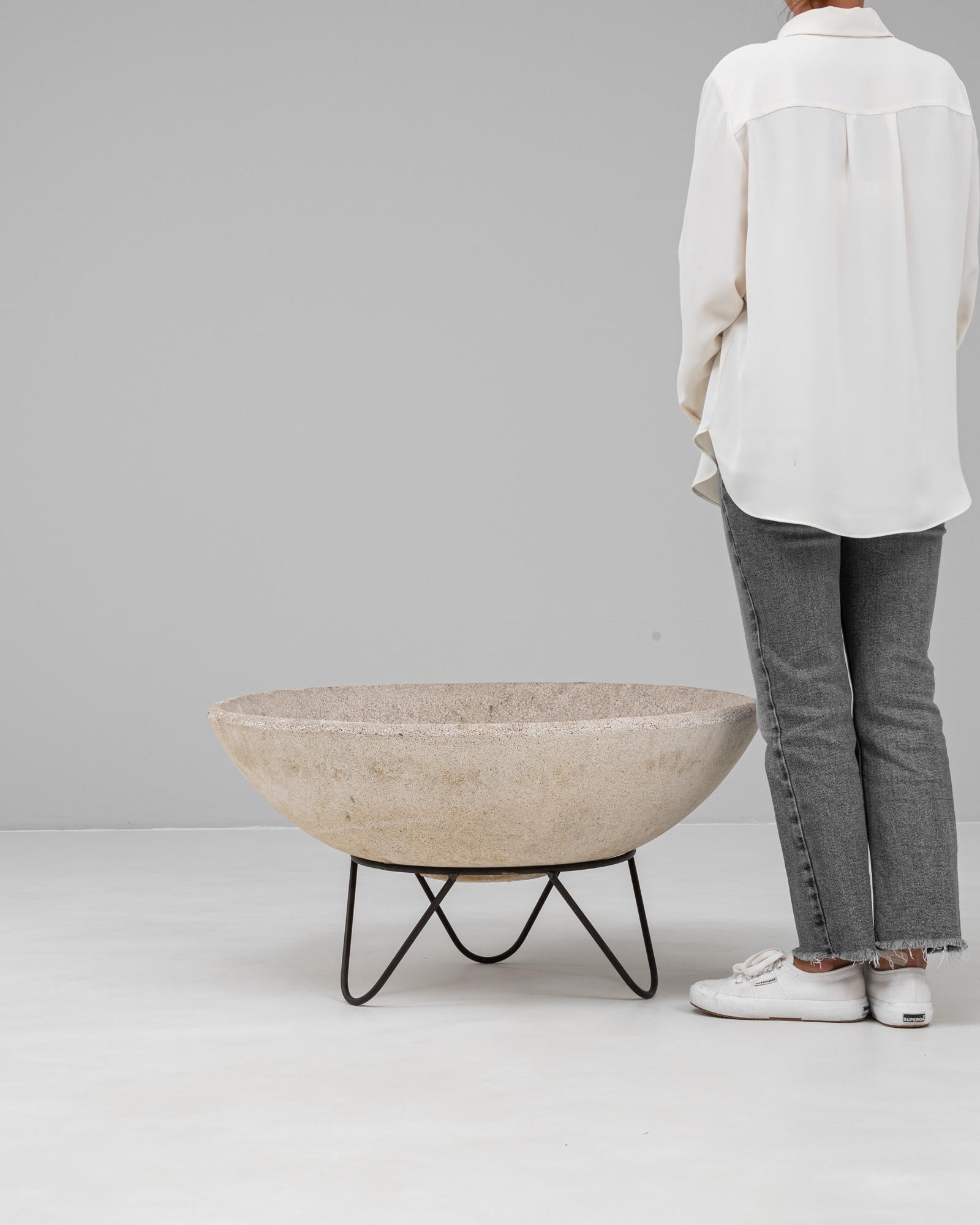 Jardinera francesa de hormigón de los años 60 sobre soporte metálico siglo XX en venta