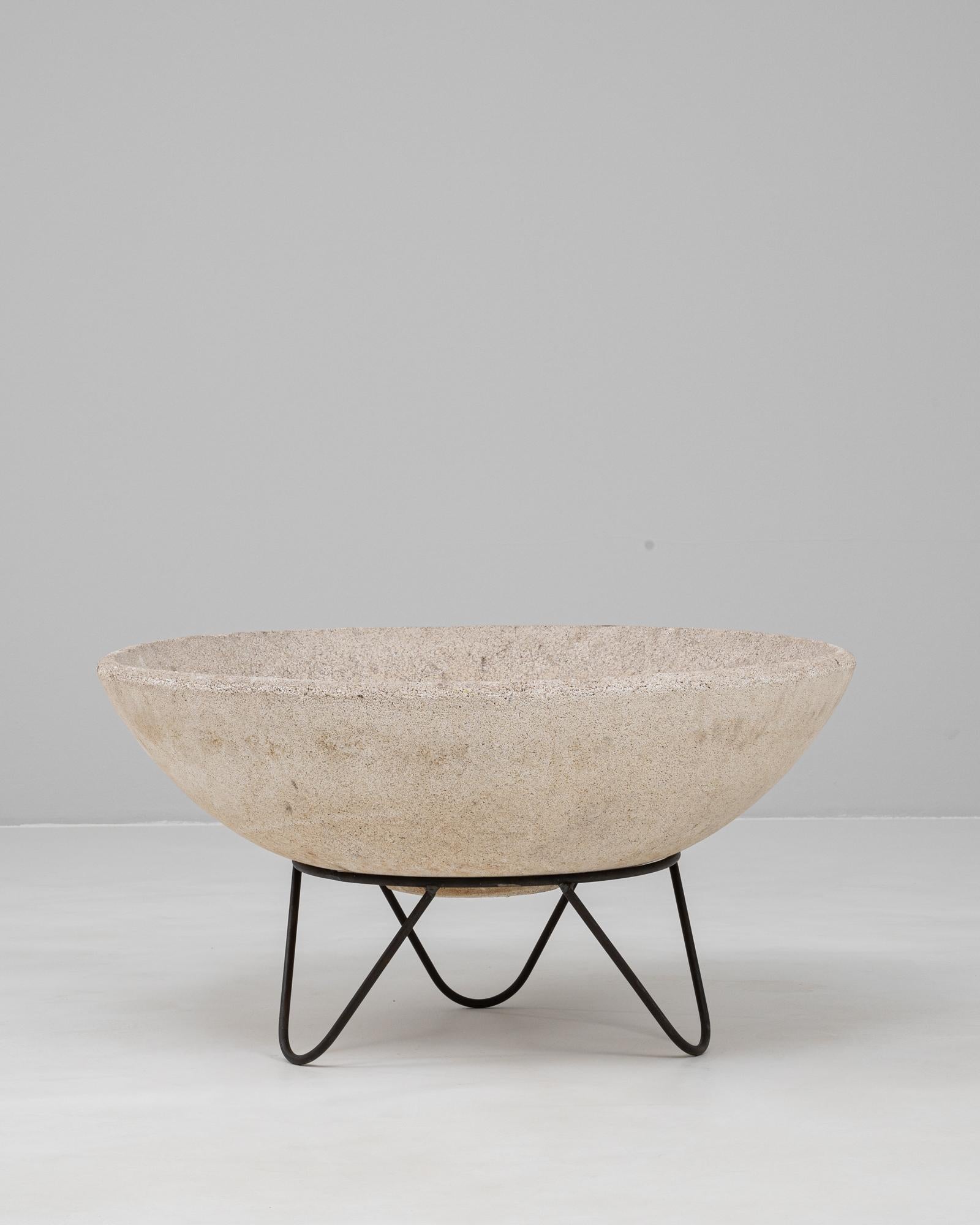 Jardinera francesa de hormigón de los años 60 sobre soporte metálico Metal en venta