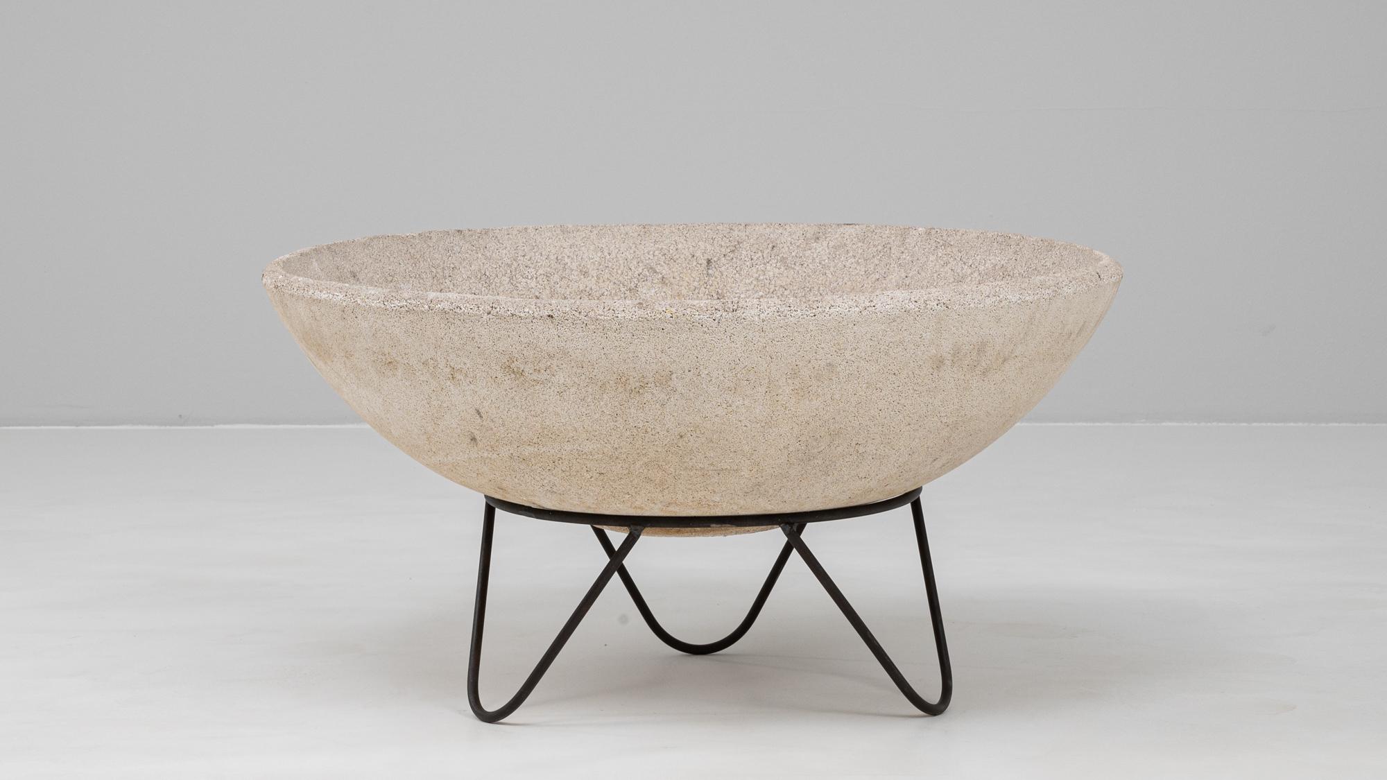 Jardinera francesa de hormigón de los años 60 sobre soporte metálico en venta 1