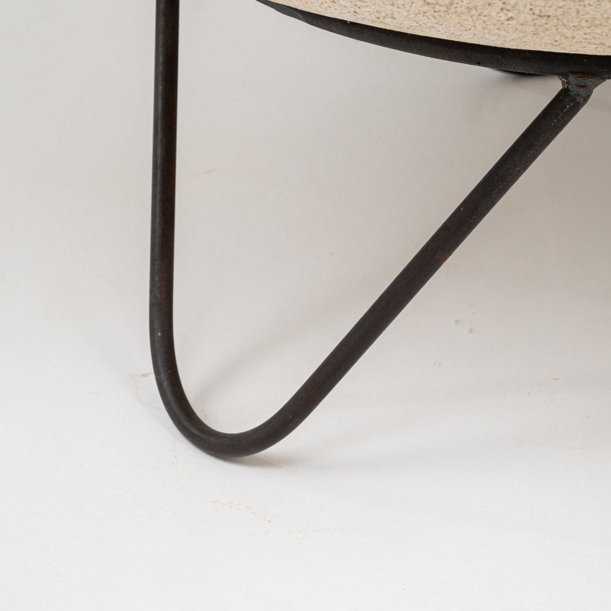 Jardinera francesa de hormigón de los años 60 sobre soporte metálico en venta 3