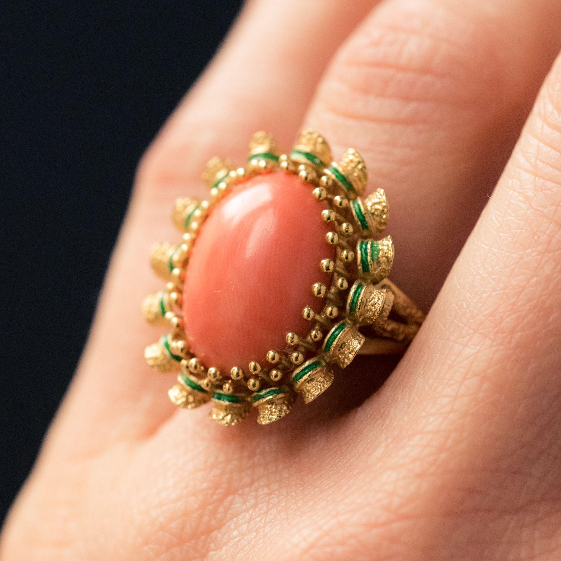 1960s French Coral Green Enamel Gold Ring In Excellent Condition In Poitiers, FR