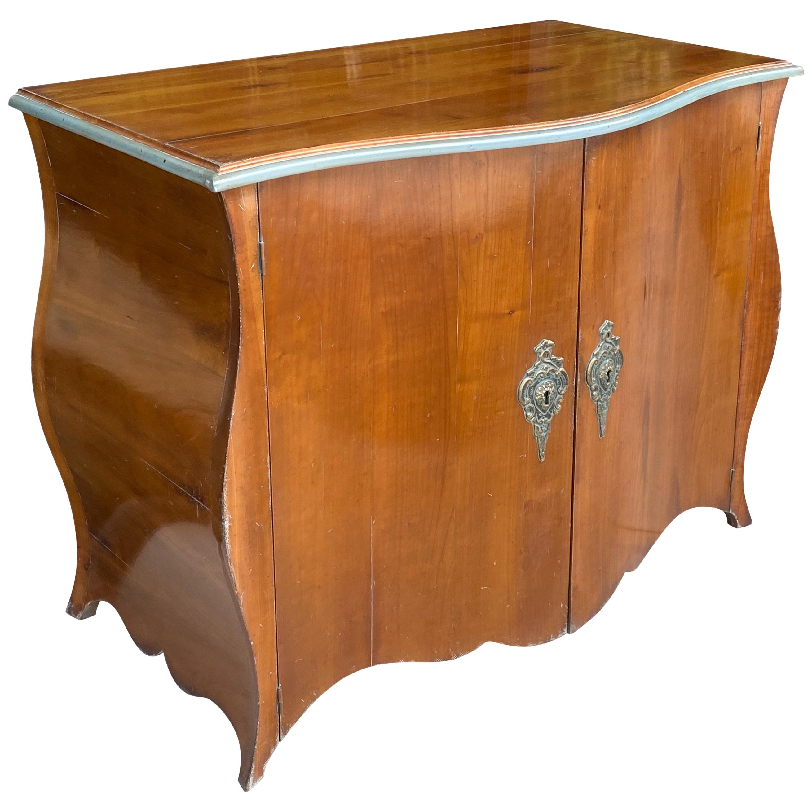 Serveur ou armoire en serpentine de pin de style campagnard français des années 1960 par Grange en vente