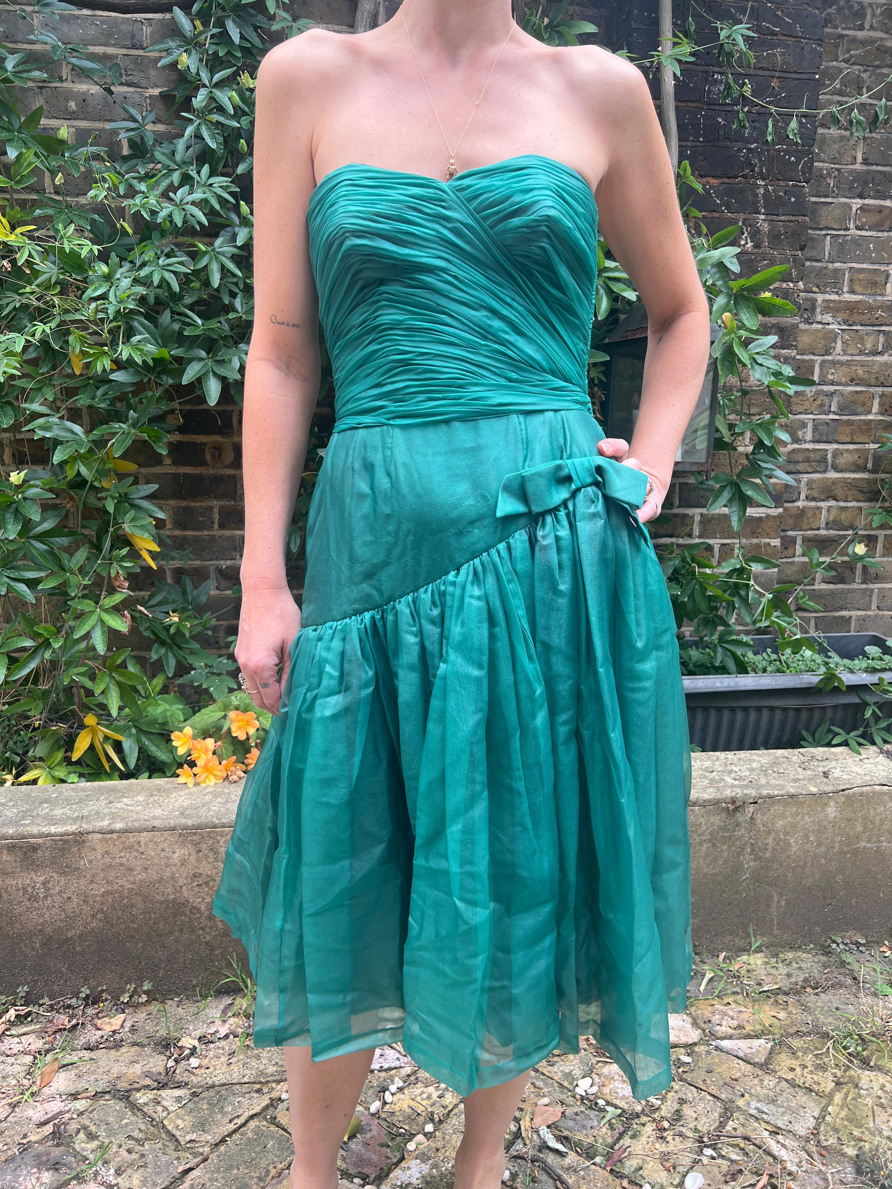 1960er French Couture Smaragdgrünes trägerloses Chiffonkleid Damen im Angebot