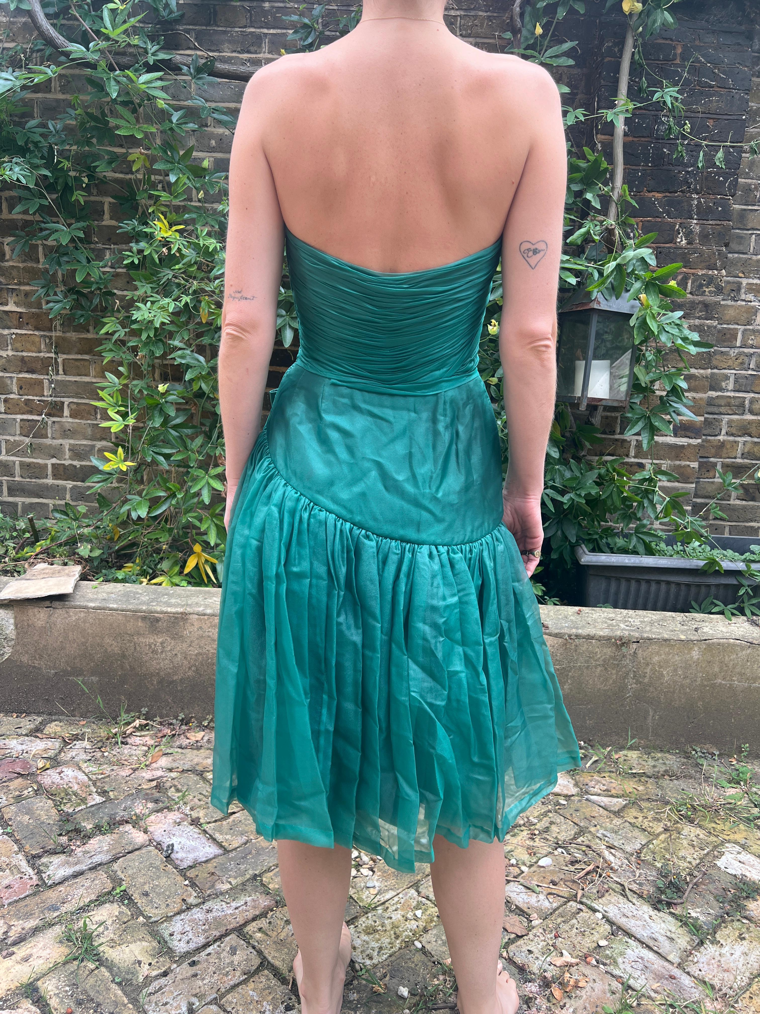 1960er French Couture Smaragdgrünes trägerloses Chiffonkleid im Angebot 1