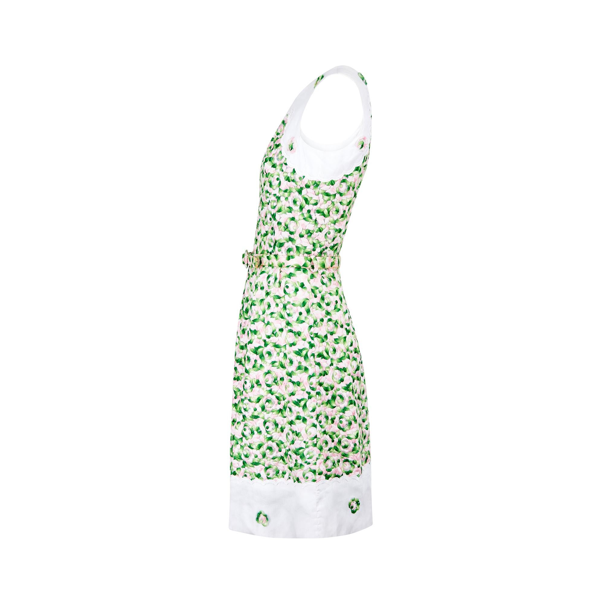 Brodée sur toute sa surface, cette robe des années 1960 est parsemée de fleurs roses et vertes ombrées.  L'étiquette indique Lyne Borel 38 Avenue de L'opera Paris et il est clair qu'elle était une couturière formée à la couture.  À noter que