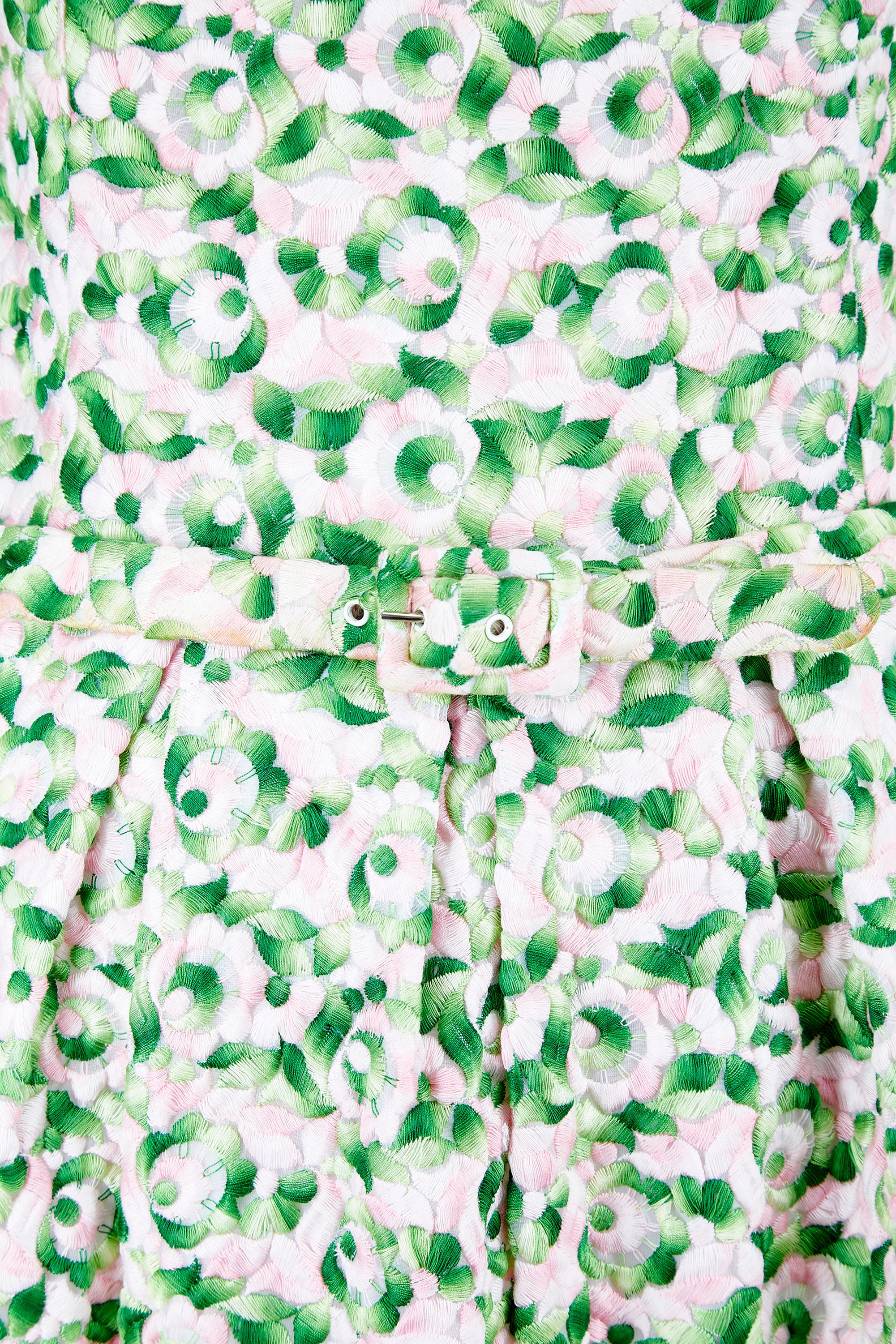 Robe brodée de fleurs vertes et roses de haute couture française des années 1960 Pour femmes en vente