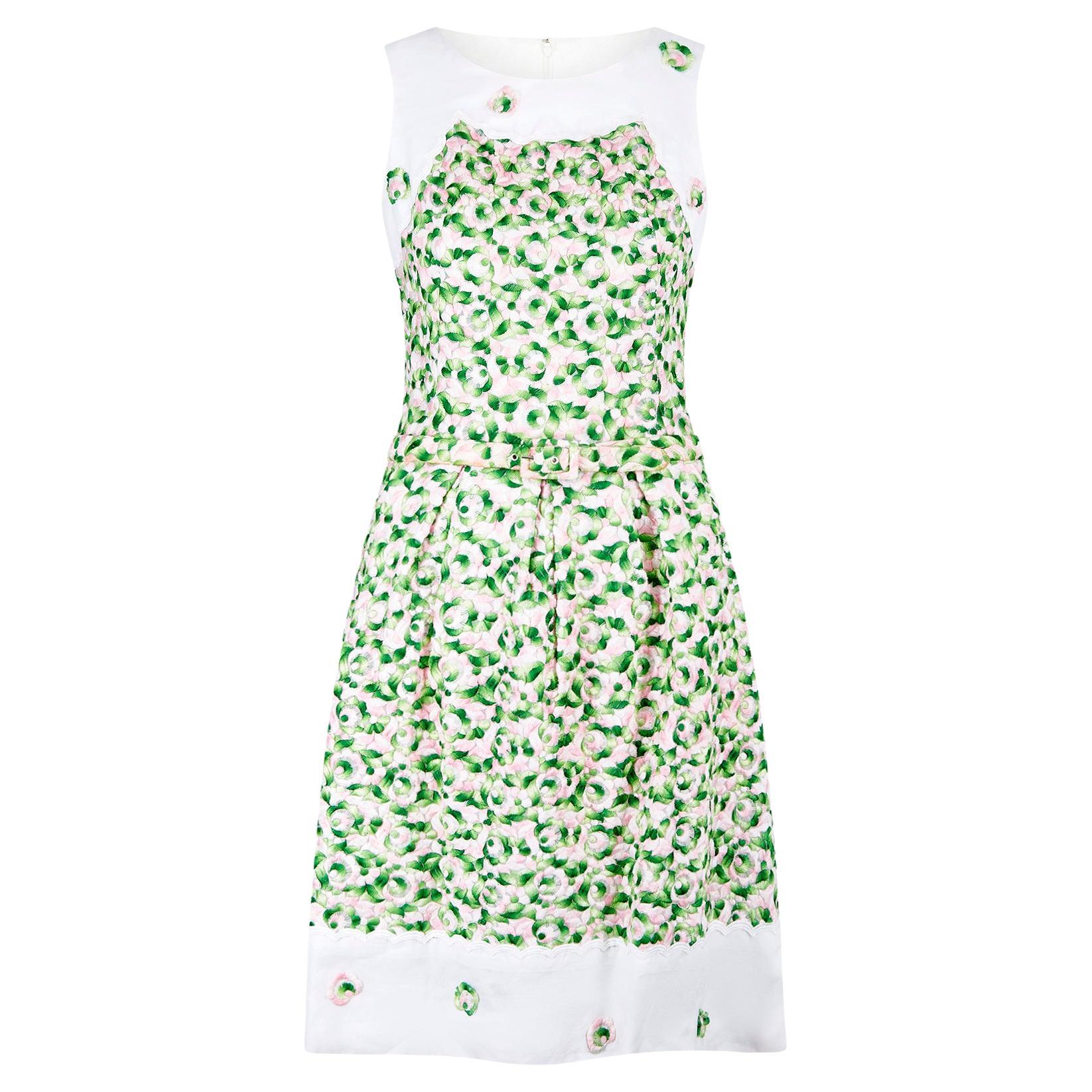 Robe brodée de fleurs vertes et roses de haute couture française des années 1960 en vente