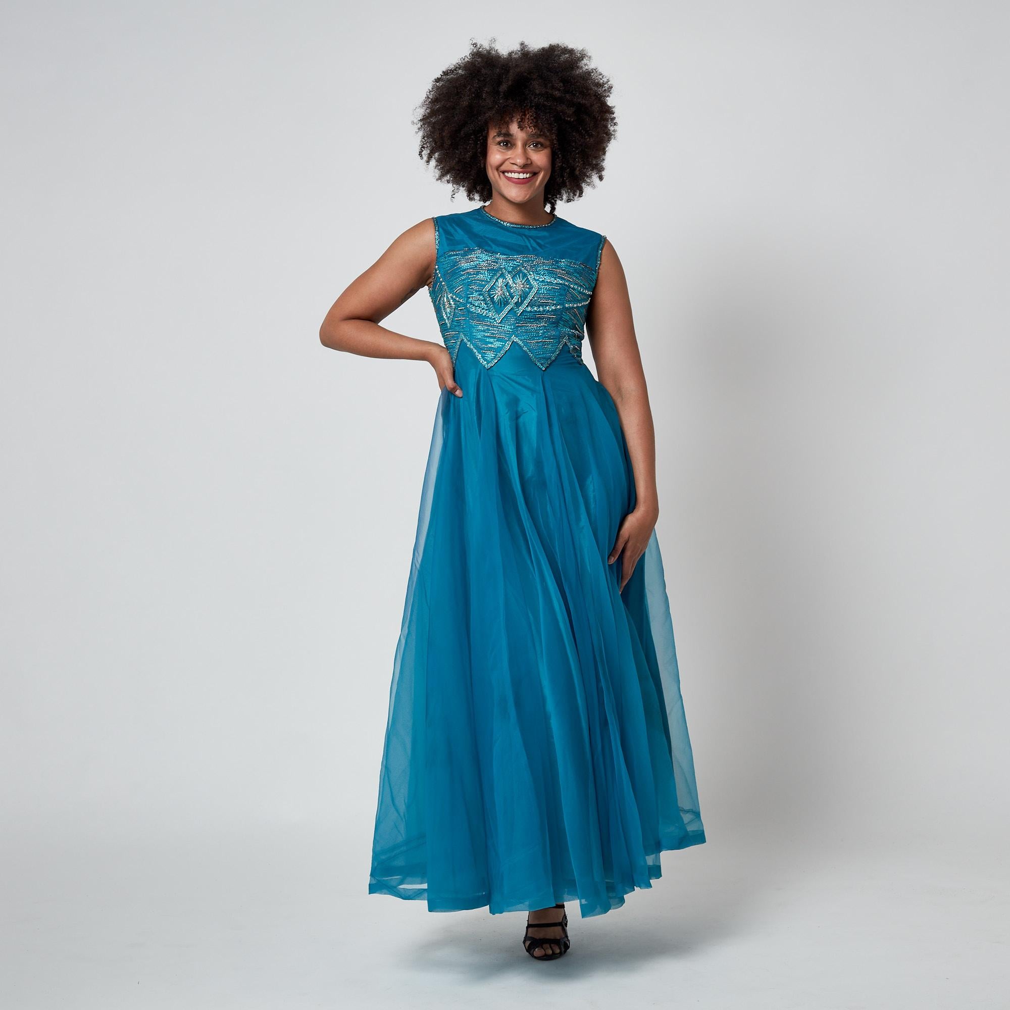 Abito Couture francese anni '60 in organza con corpetto ricamato e con perline in vendita 1